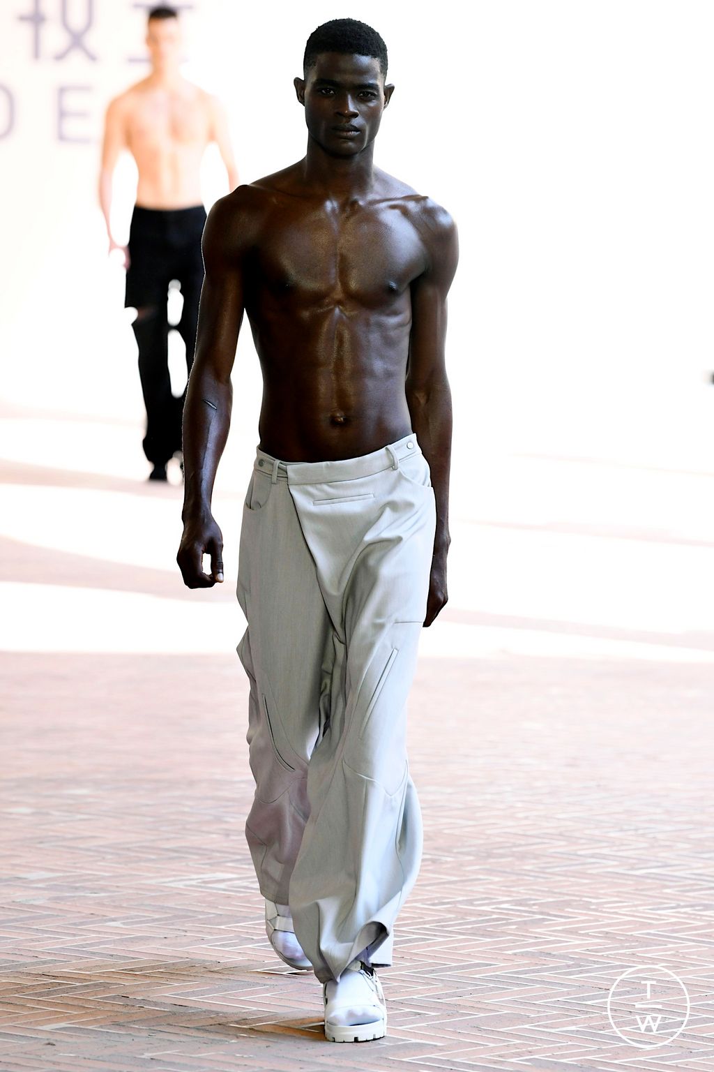 Fashion Week Milan Spring/Summer 2023 look 17 from the JOEONE collection 男装