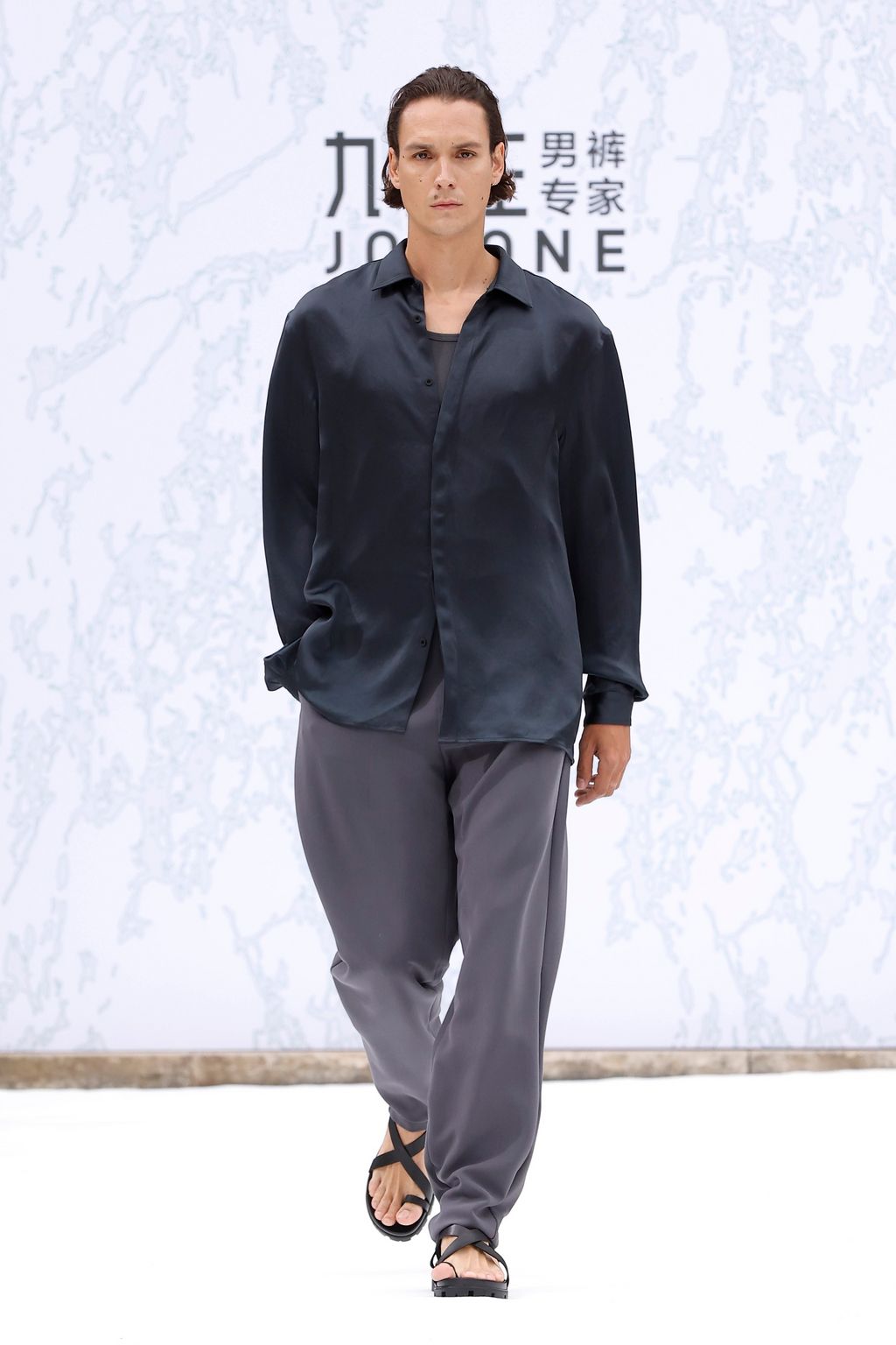 Fashion Week Paris Spring-Summer 2025 look 9 from the JOEONE collection 男装