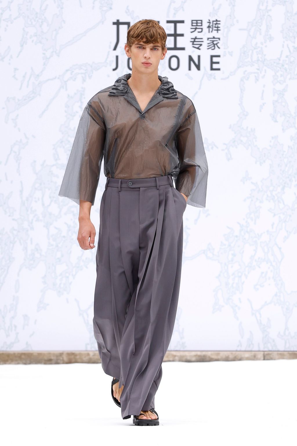 Fashion Week Paris Spring-Summer 2025 look 11 de la collection JOEONE menswear