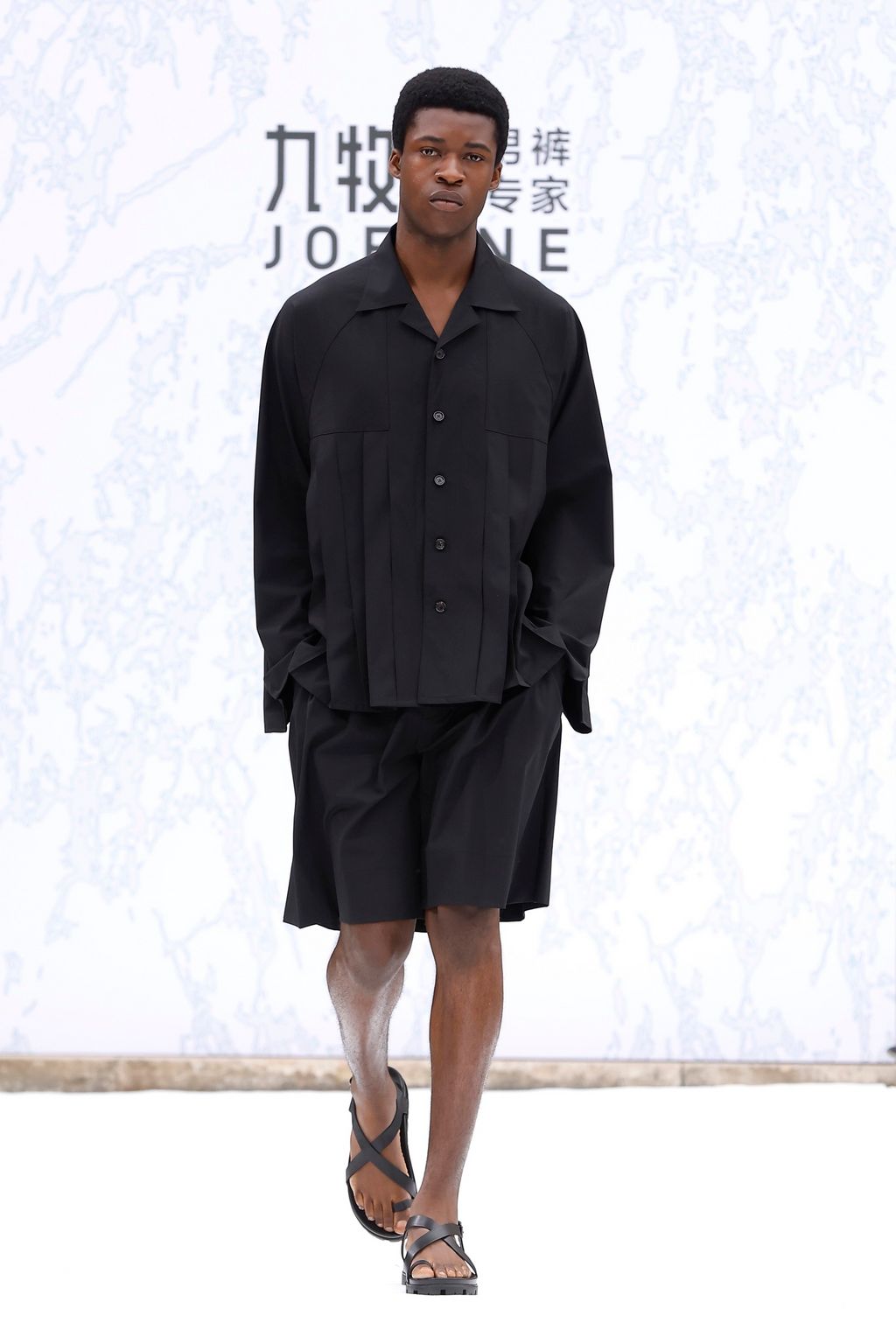 Fashion Week Paris Spring-Summer 2025 look 12 from the JOEONE collection 男装