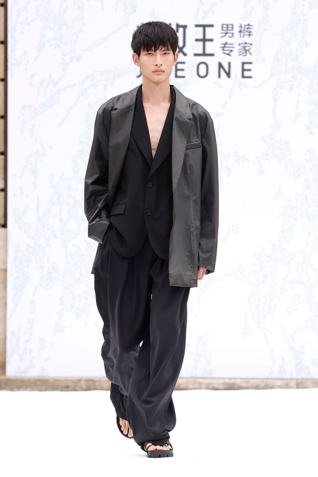 Fashion Week Paris Spring-Summer 2025 look 13 from the JOEONE collection 男装