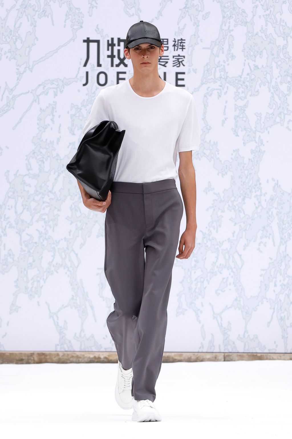 Fashion Week Paris Spring-Summer 2025 look 14 de la collection JOEONE menswear