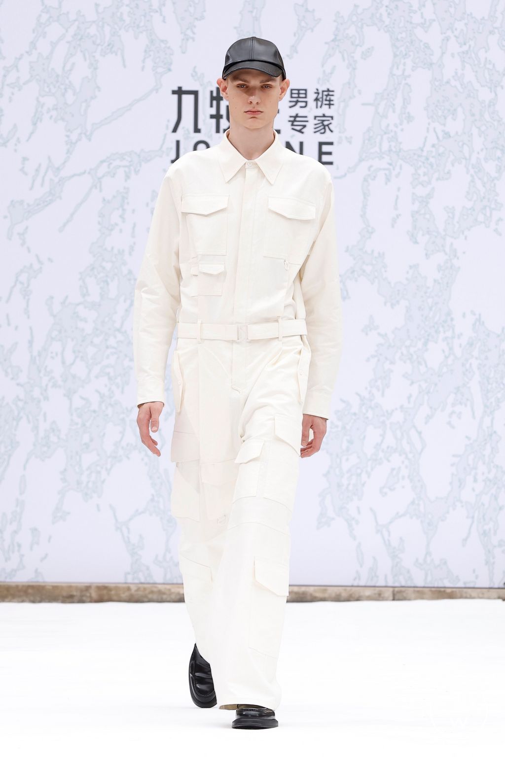 Fashion Week Paris Spring-Summer 2025 look 18 from the JOEONE collection 男装