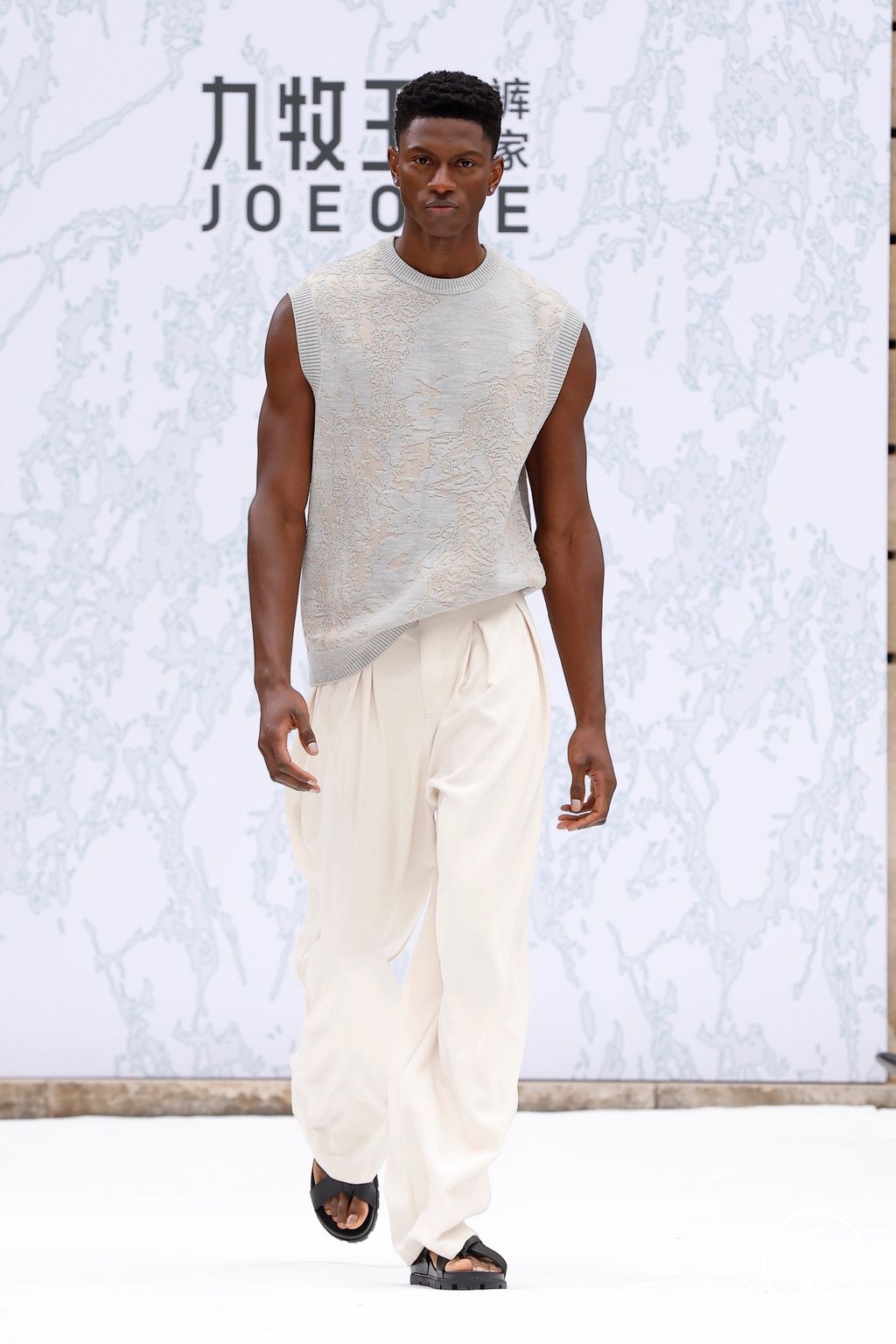 Fashion Week Paris Spring-Summer 2025 look 21 from the JOEONE collection 男装