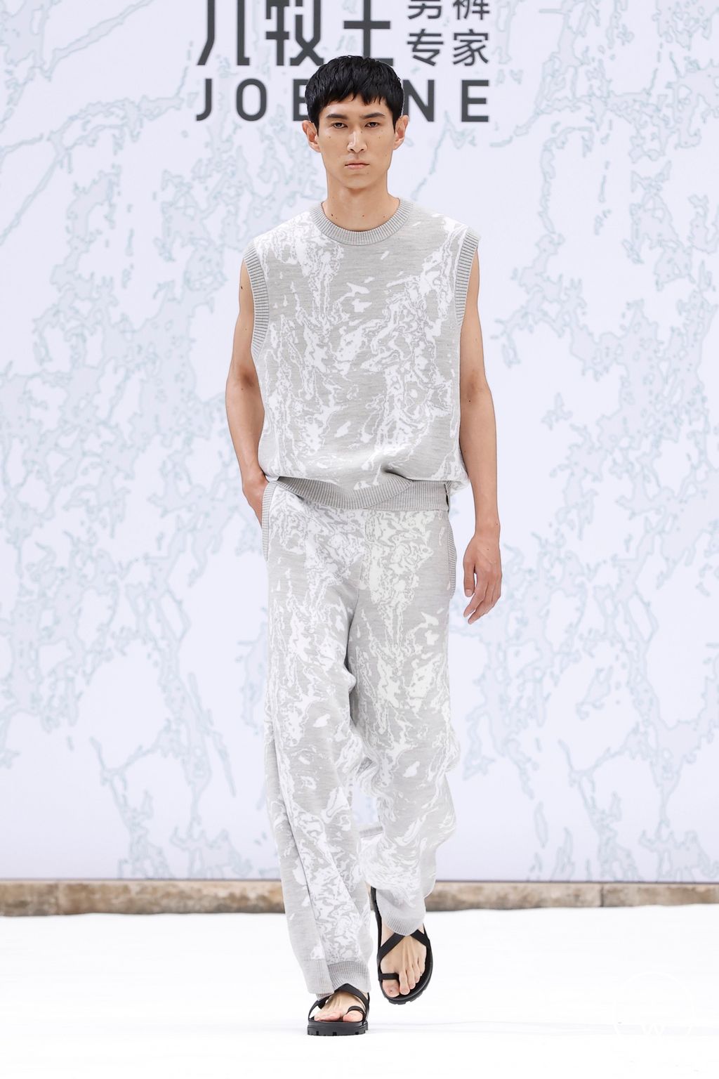 Fashion Week Paris Spring-Summer 2025 look 22 from the JOEONE collection menswear