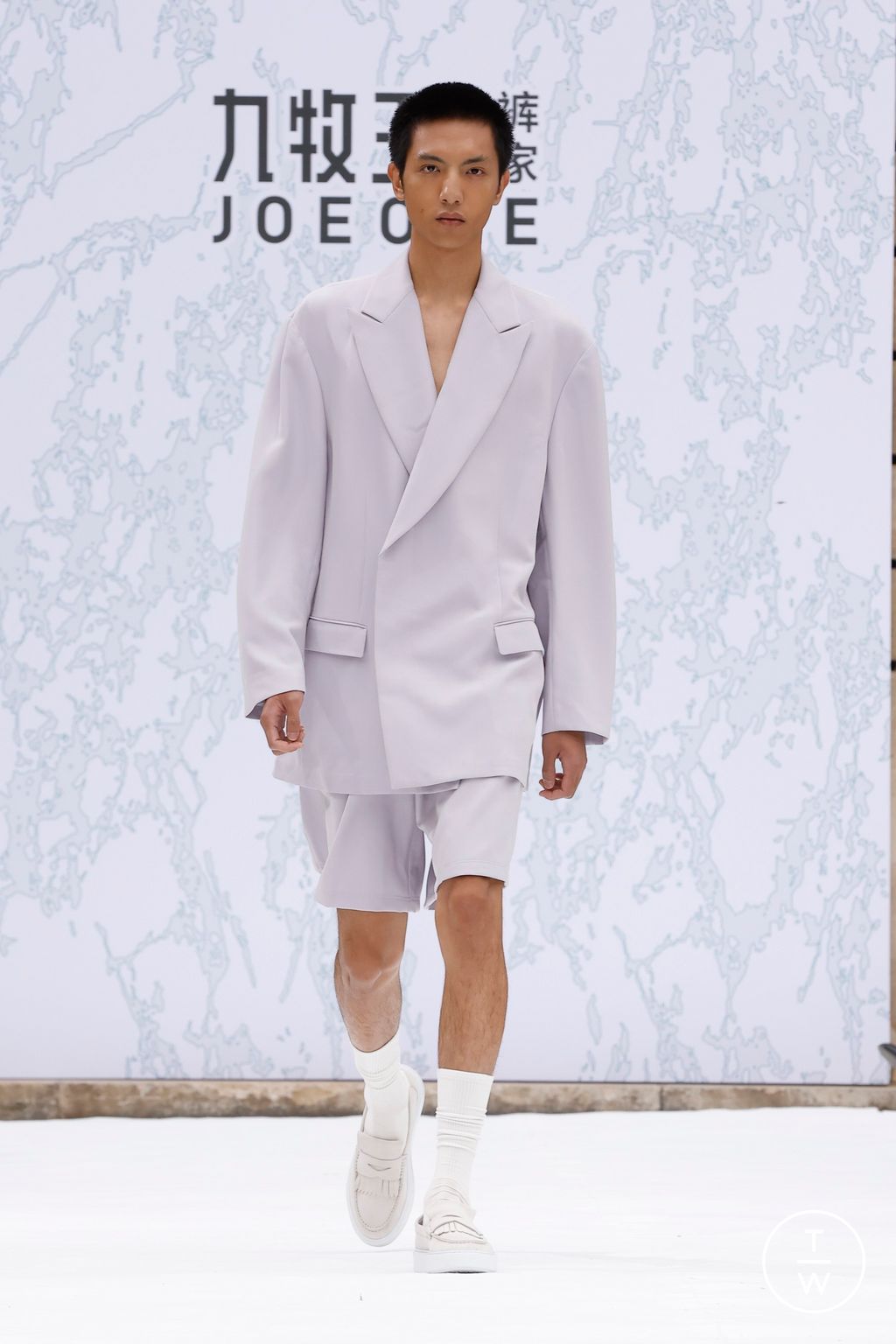 Fashion Week Paris Spring-Summer 2025 look 27 from the JOEONE collection 男装