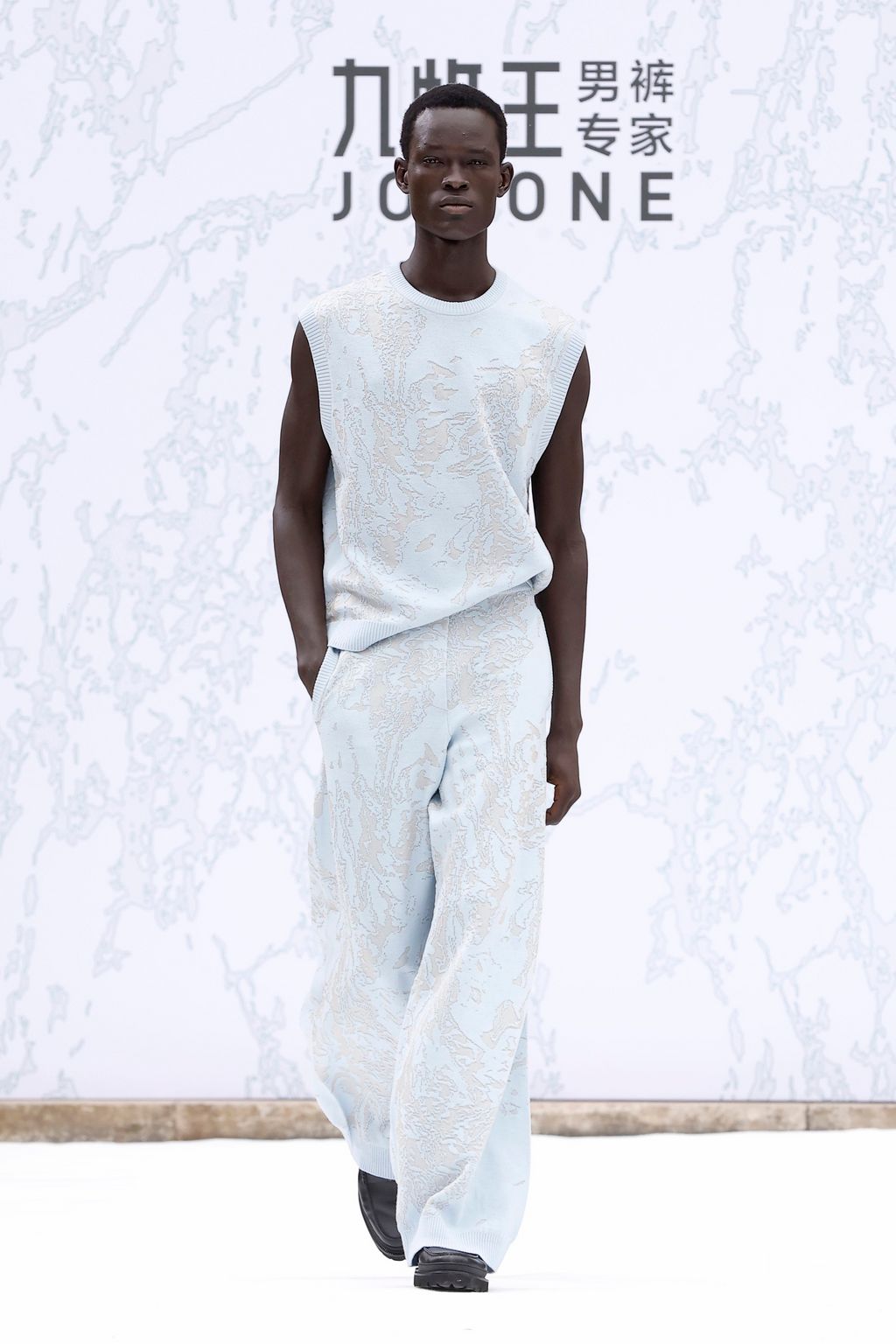 Fashion Week Paris Spring-Summer 2025 look 30 de la collection JOEONE menswear