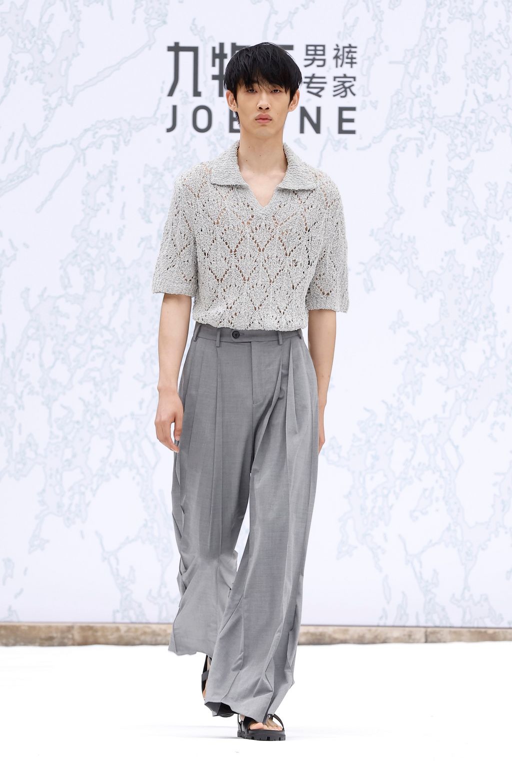 Fashion Week Paris Spring/Summer 2025 look 31 from the JOEONE collection 男装