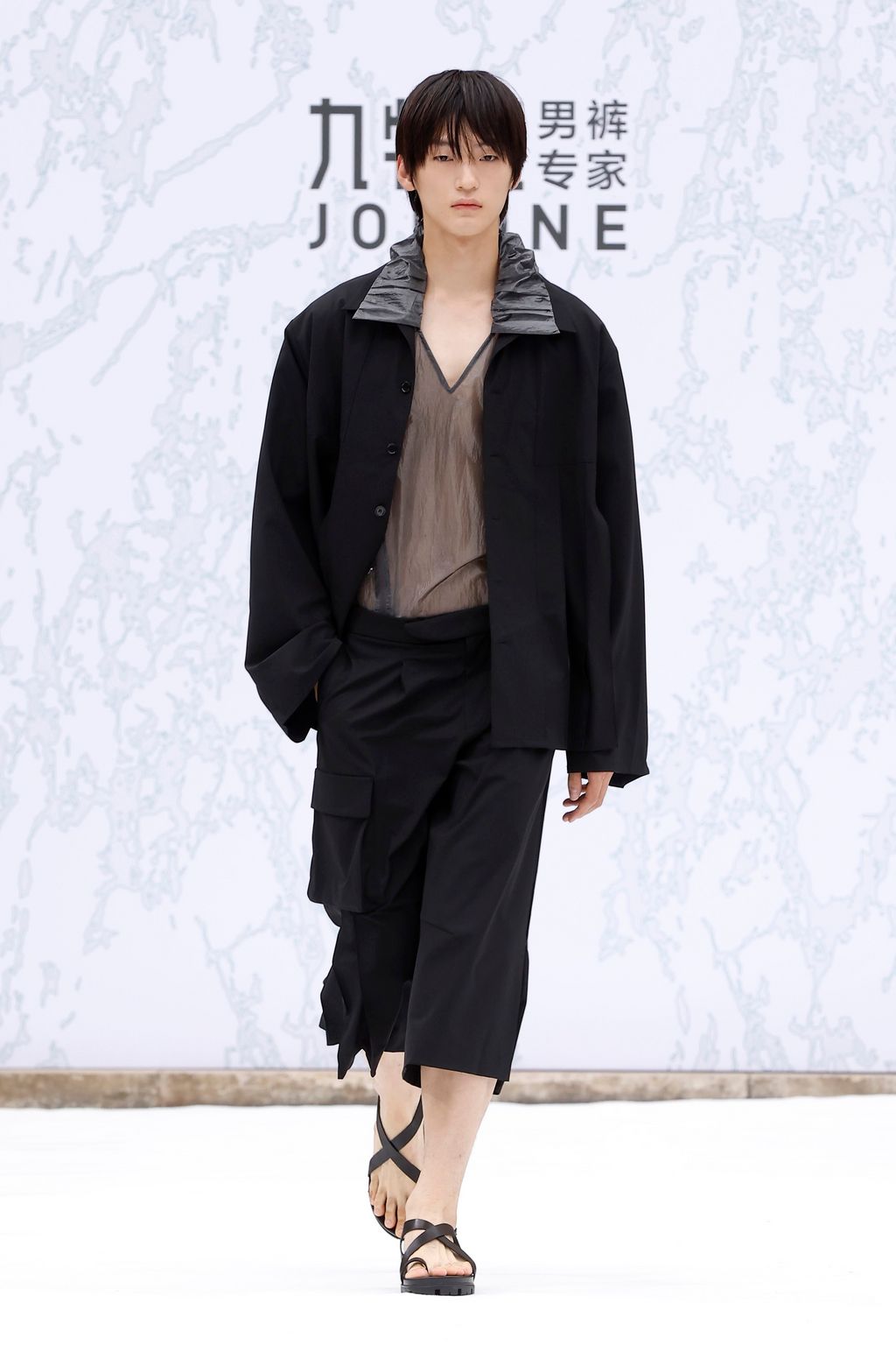 Fashion Week Paris Spring/Summer 2025 look 33 from the JOEONE collection 男装