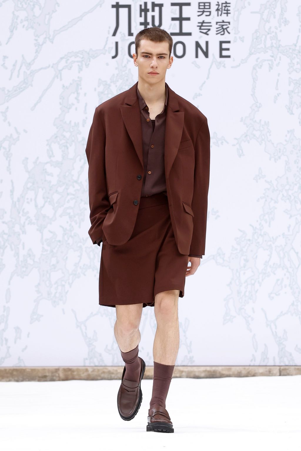 Fashion Week Paris Spring-Summer 2025 look 37 from the JOEONE collection 男装
