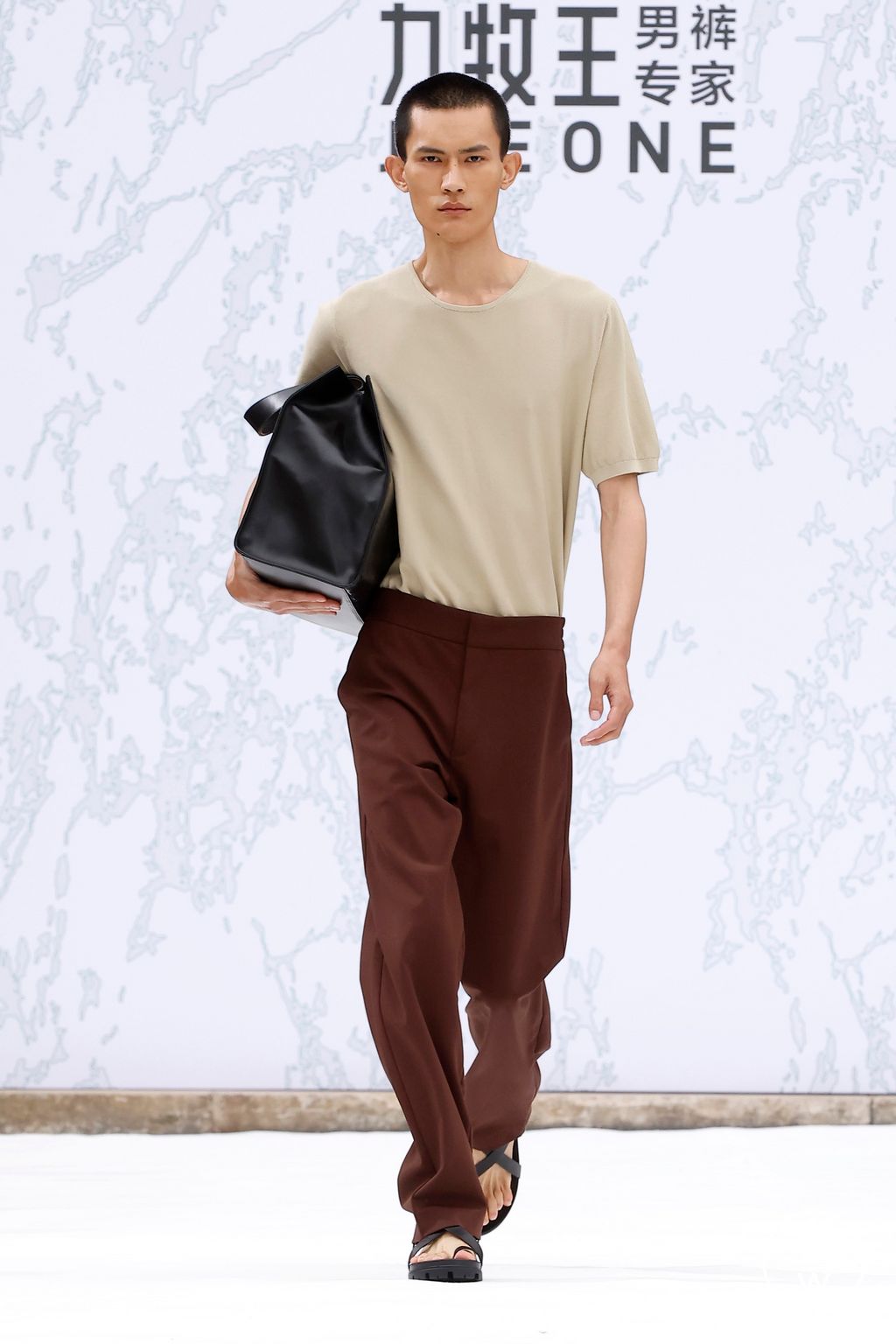 Fashion Week Paris Spring-Summer 2025 look 38 from the JOEONE collection 男装