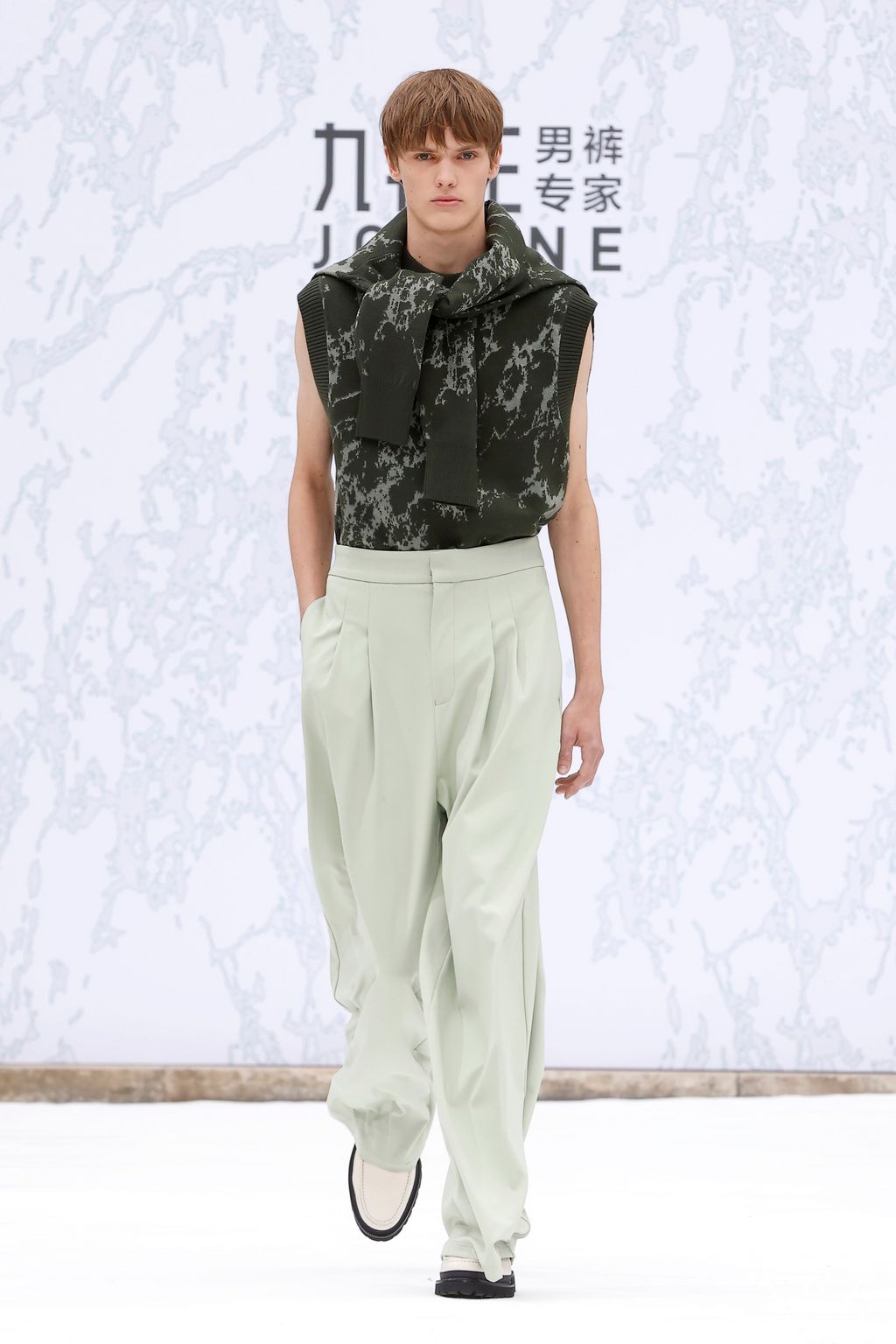 Fashion Week Paris Spring-Summer 2025 look 40 de la collection JOEONE menswear