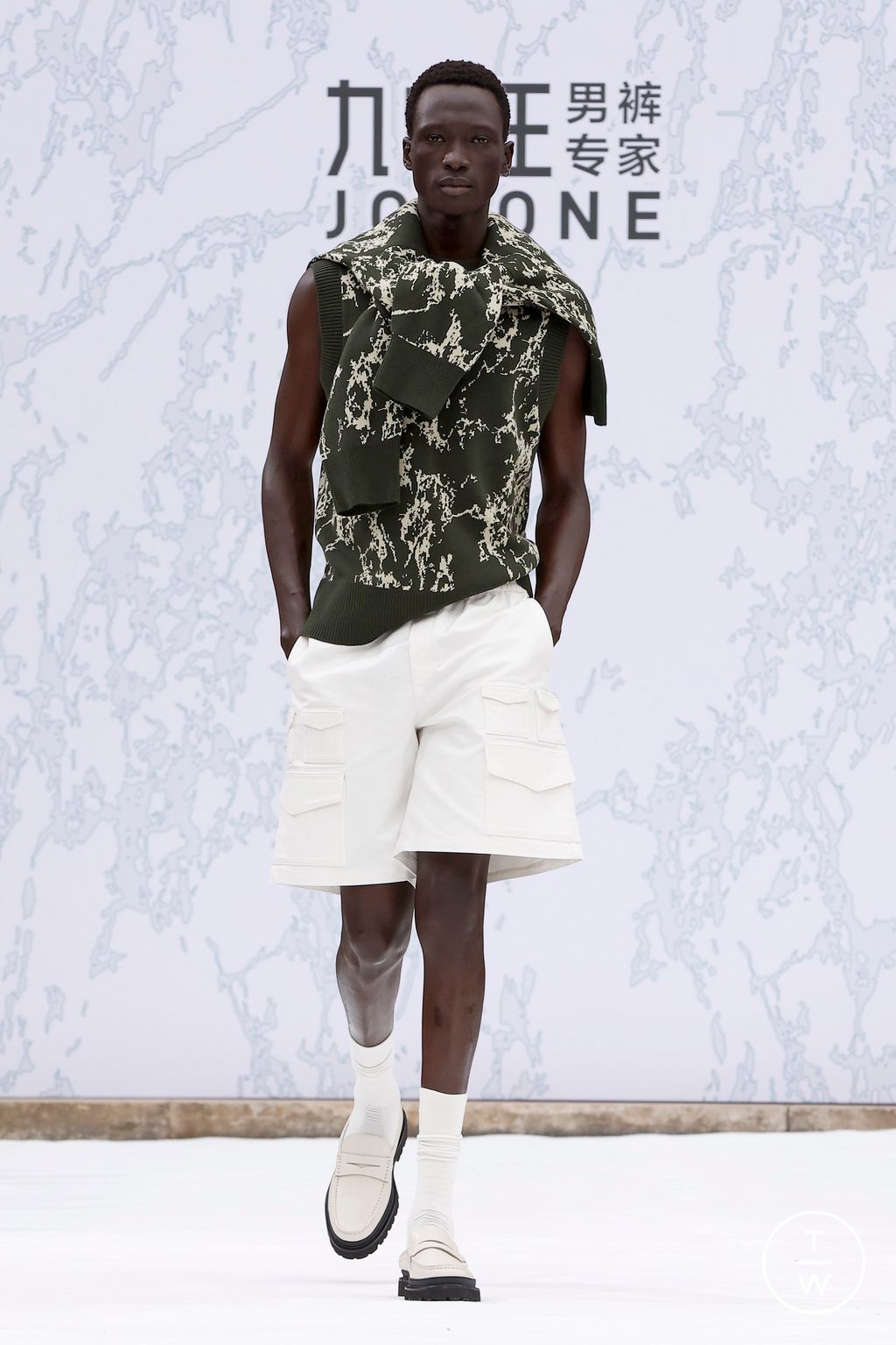Fashion Week Paris Spring/Summer 2025 look 41 from the JOEONE collection 男装