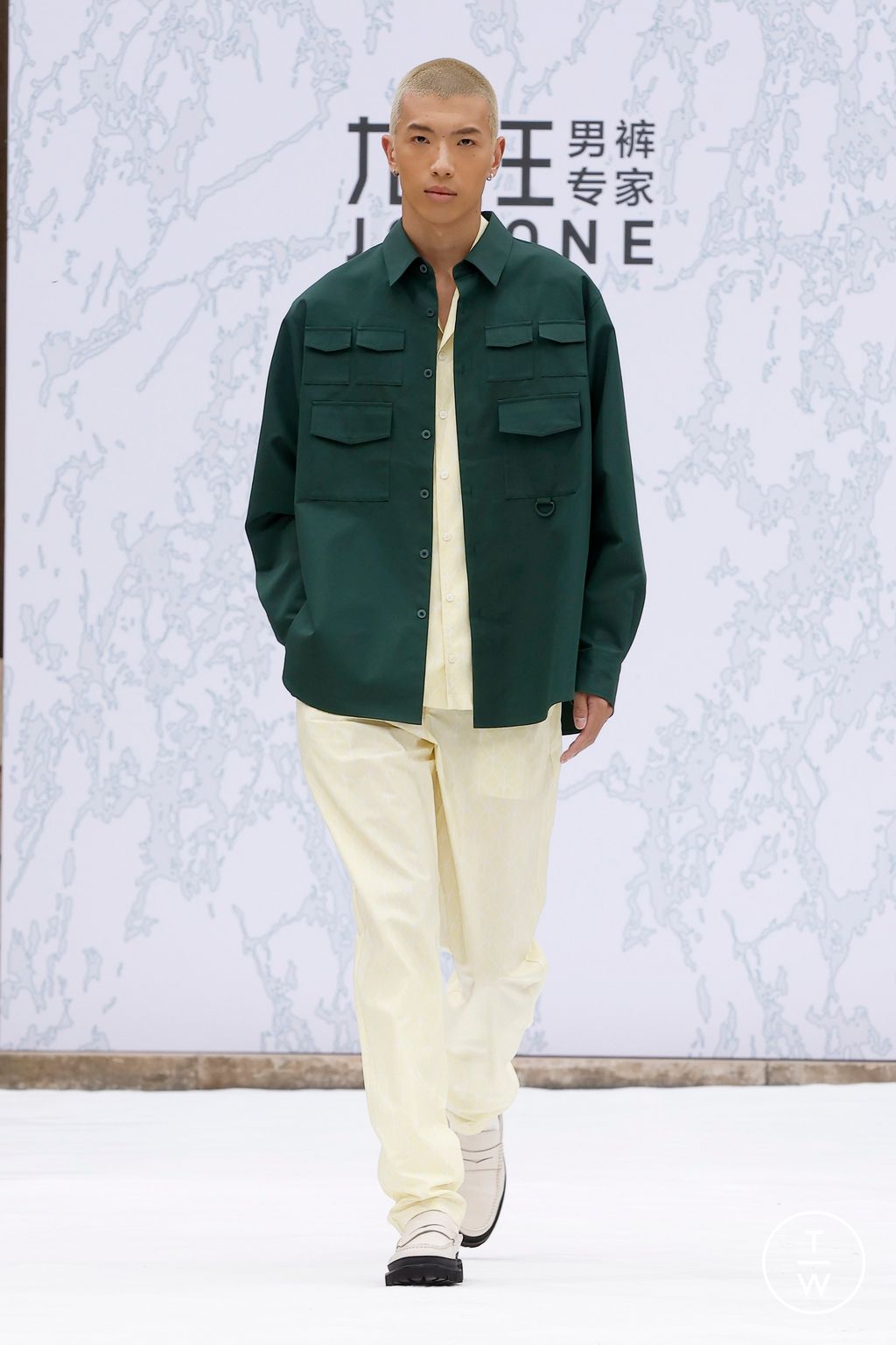 Fashion Week Paris Spring/Summer 2025 look 42 from the JOEONE collection 男装