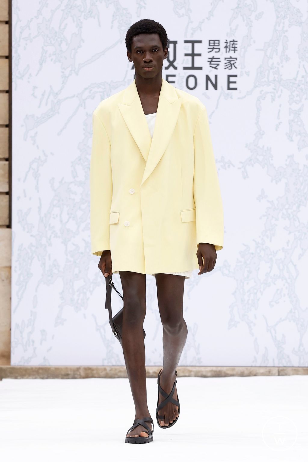 Fashion Week Paris Spring/Summer 2025 look 44 from the JOEONE collection 男装