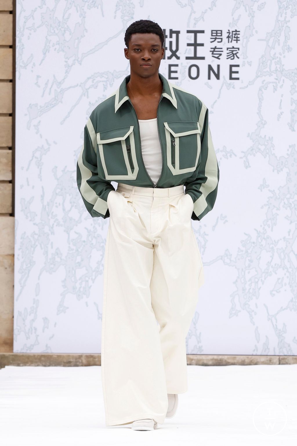 Fashion Week Paris Spring/Summer 2025 look 48 from the JOEONE collection 男装
