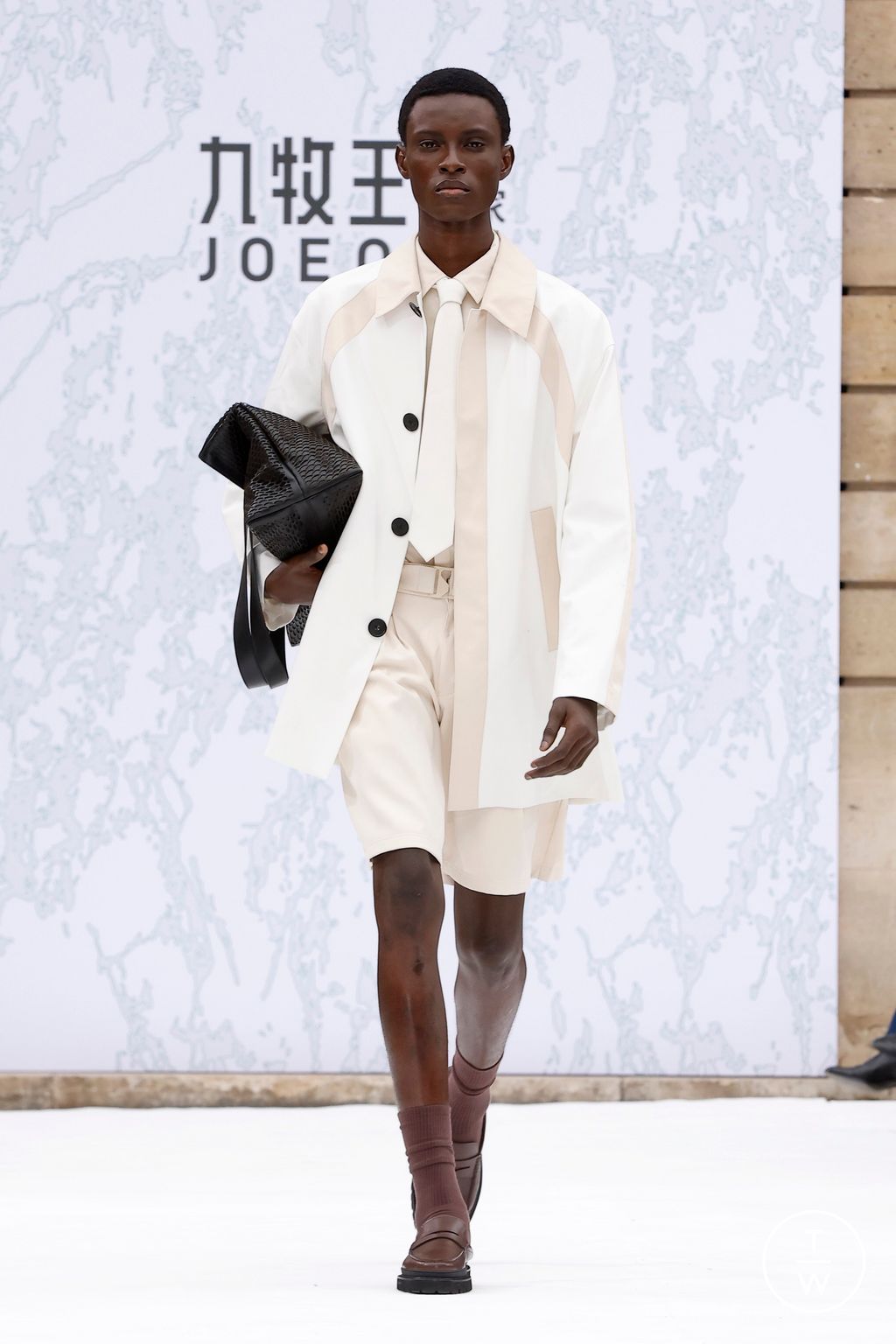 Fashion Week Paris Spring-Summer 2025 look 51 from the JOEONE collection 男装