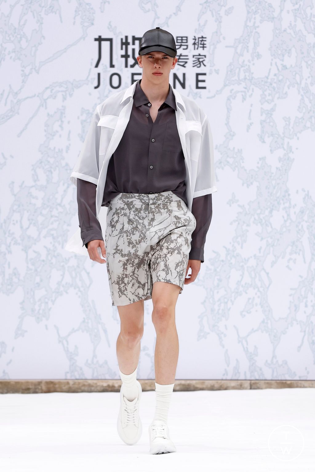 Fashion Week Paris Spring-Summer 2025 look 52 from the JOEONE collection 男装