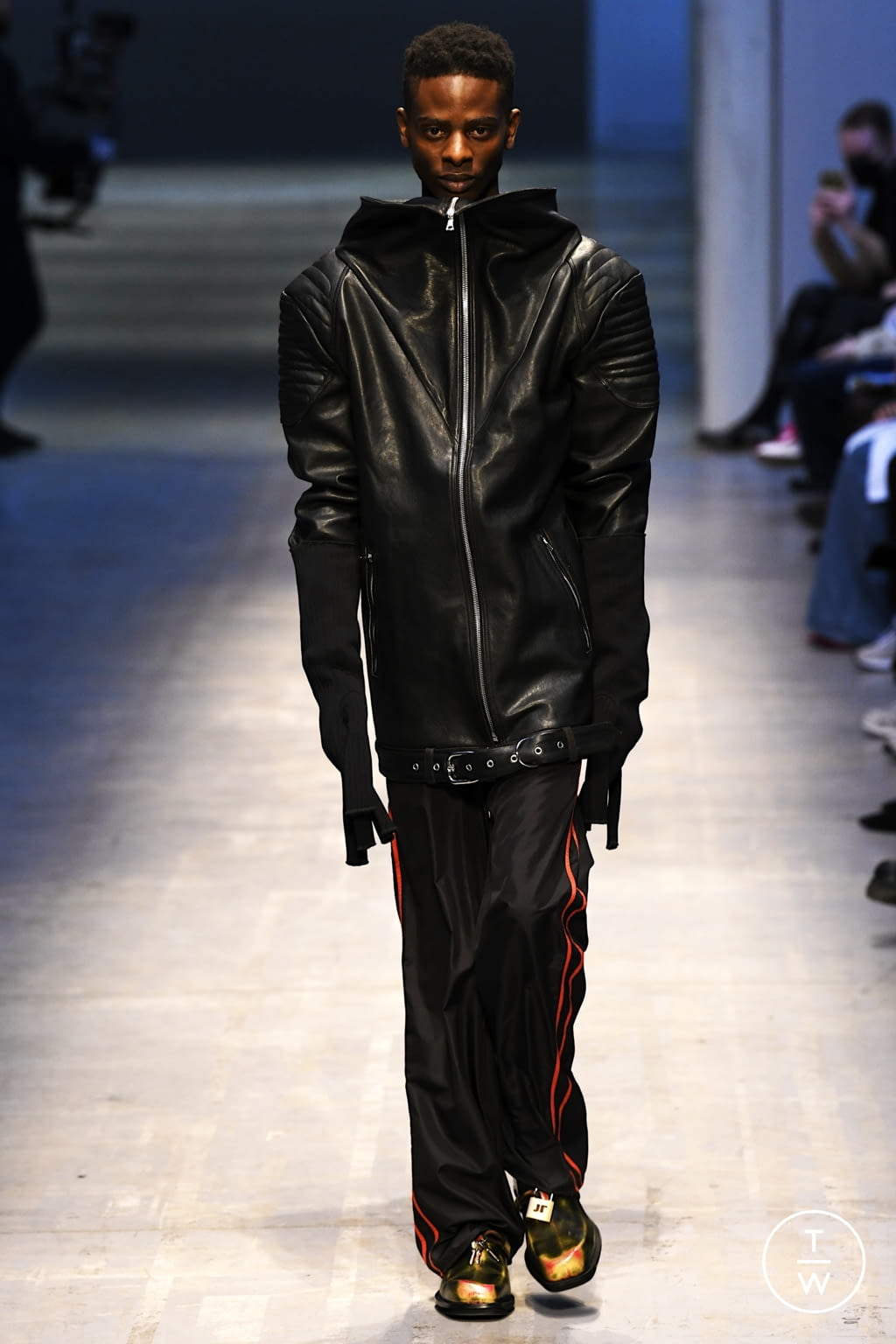 Fashion Week Milan Fall/Winter 2022 look 12 de la collection Jordanluca menswear