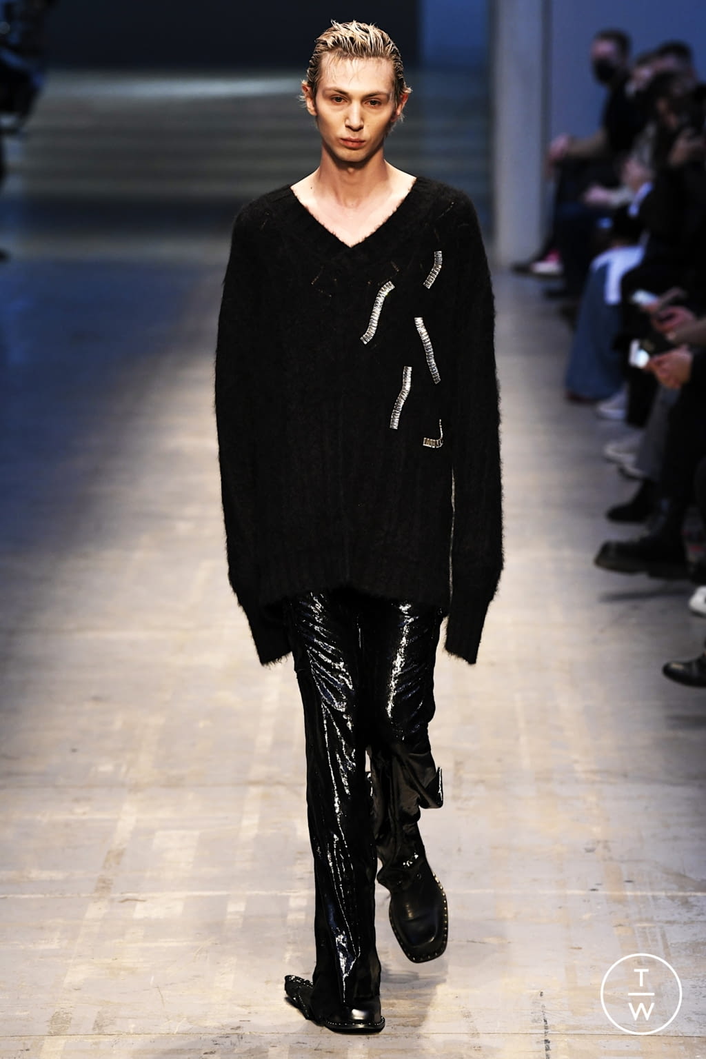 Fashion Week Milan Fall/Winter 2022 look 24 de la collection Jordanluca menswear