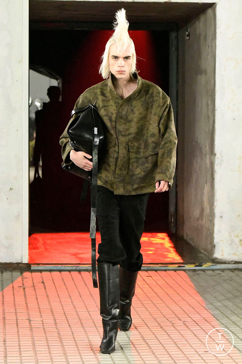 Fashion Week Milan Fall/Winter 2024 look 18 de la collection Jordanluca menswear