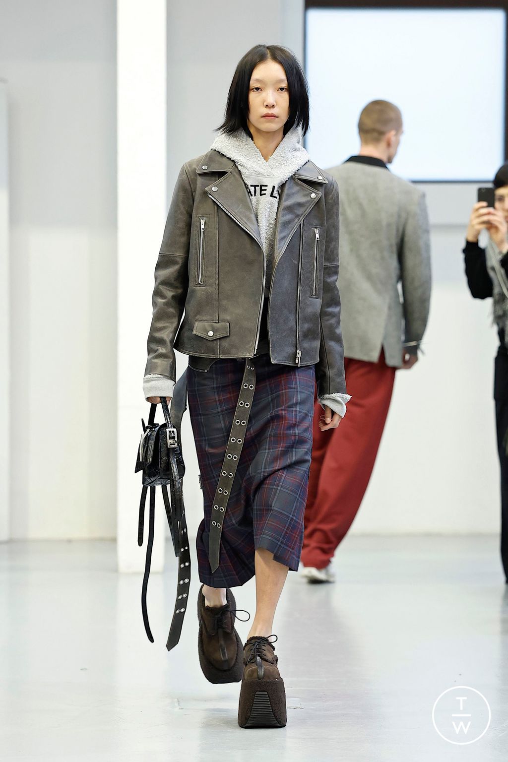 Fashion Week Milan Fall/Winter 2025 look 30 de la collection Jordanluca menswear