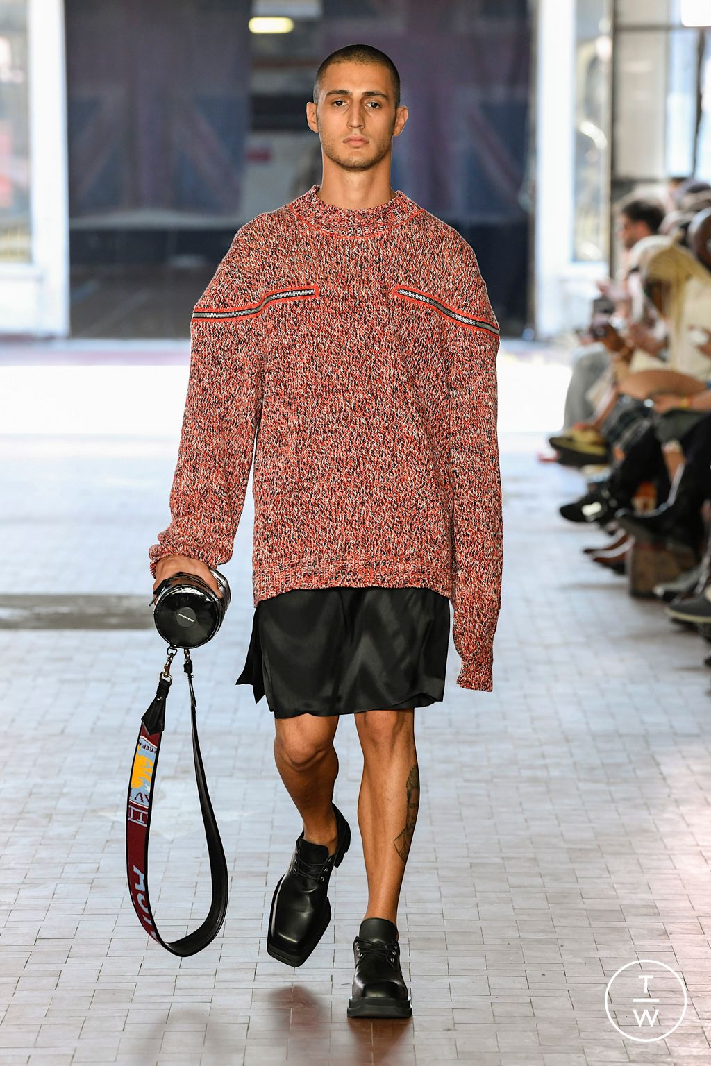Fashion Week Milan Spring/Summer 2023 look 14 de la collection Jordanluca menswear