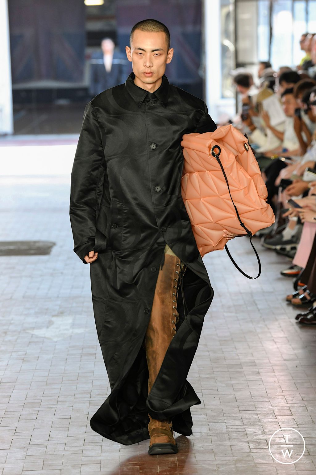 Fashion Week Milan Spring/Summer 2023 look 35 de la collection Jordanluca menswear