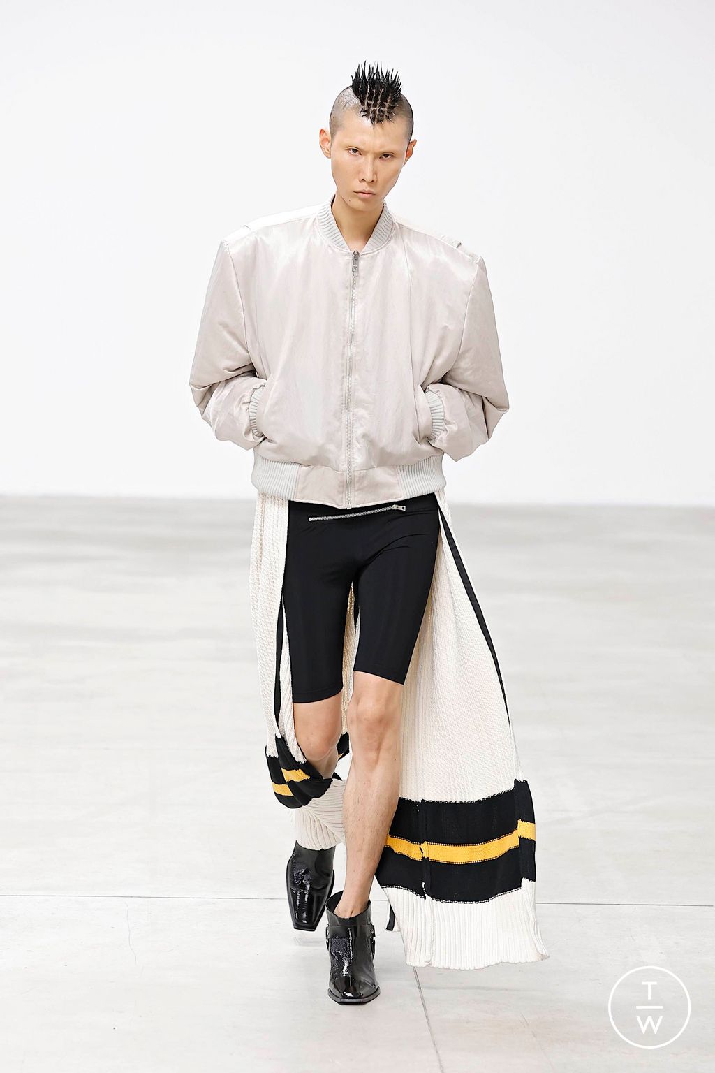 Fashion Week Milan Spring/Summer 2025 look 14 de la collection Jordanluca menswear