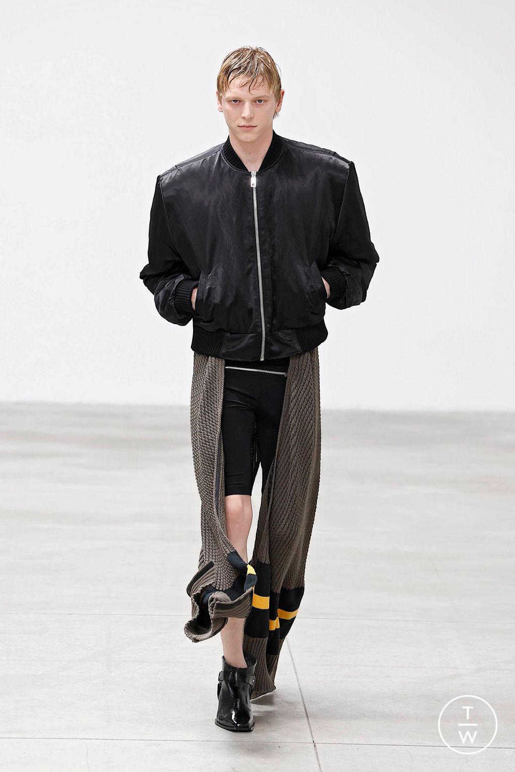 Fashion Week Milan Spring/Summer 2025 look 19 de la collection Jordanluca menswear