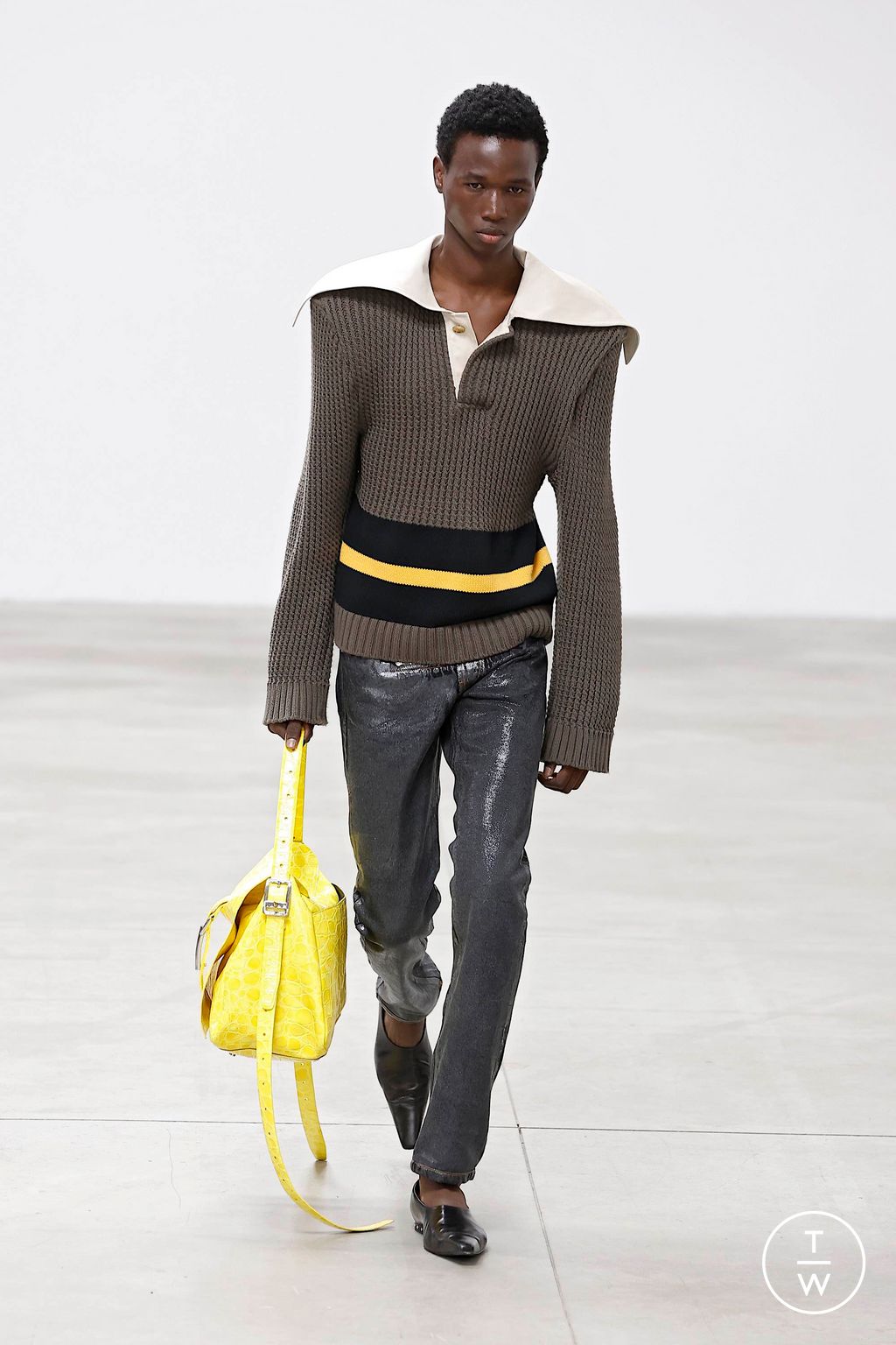 Fashion Week Milan Spring/Summer 2025 look 21 de la collection Jordanluca menswear