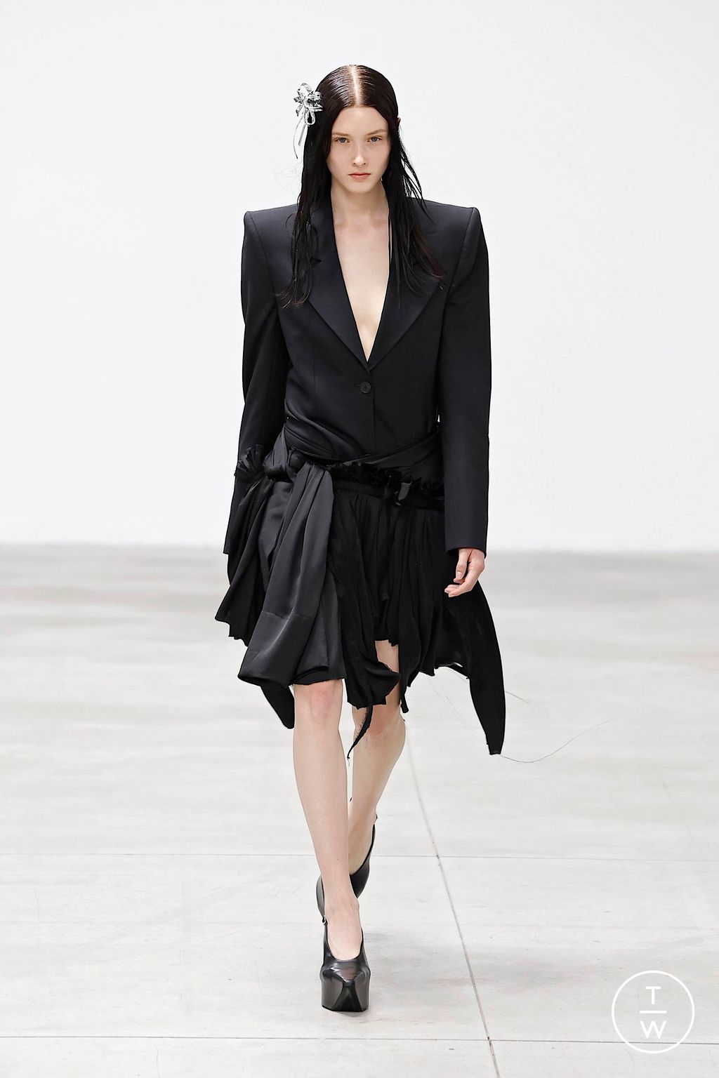 Fashion Week Milan Spring/Summer 2025 look 30 de la collection Jordanluca menswear