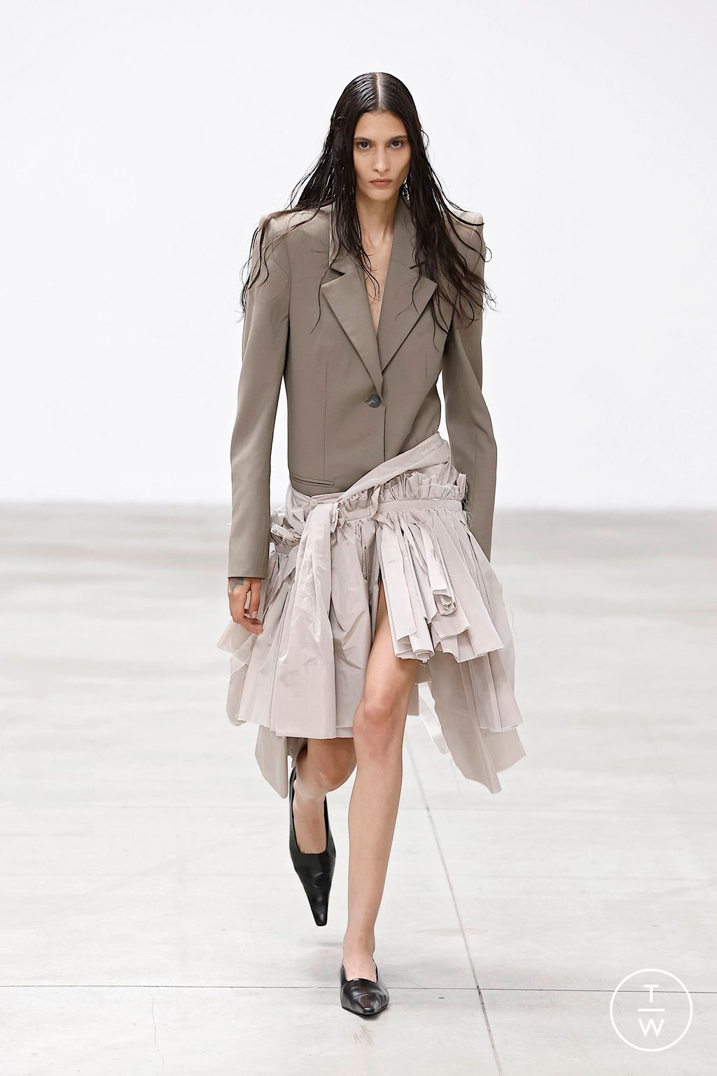Fashion Week Milan Spring/Summer 2025 look 32 from the Jordanluca collection 男装