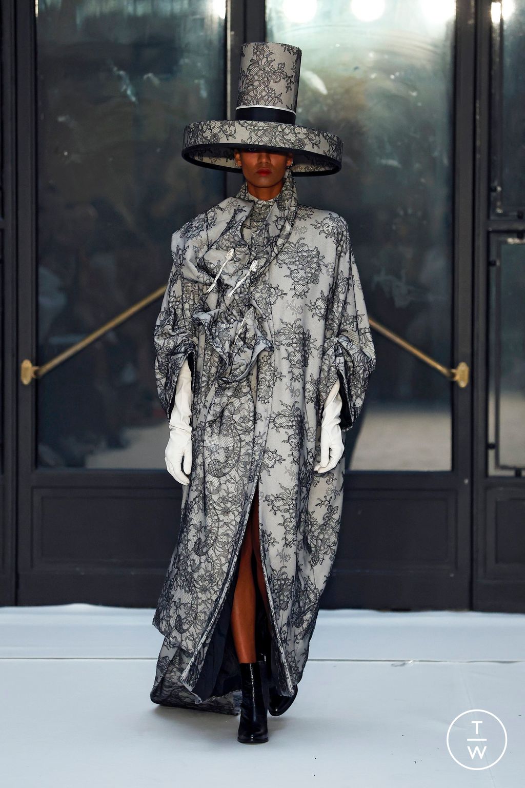 Fashion Week Paris Fall/Winter 2024 look 1 de la collection Juana Martin couture