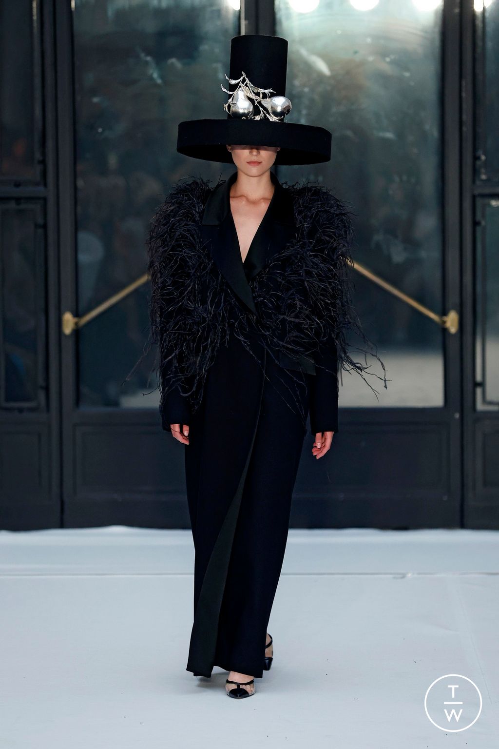 Fashion Week Paris Fall/Winter 2024 look 17 de la collection Juana Martin couture