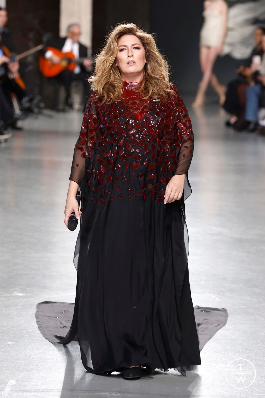 Fashion Week Paris Spring/Summer 2025 look 1 de la collection Juana Martin couture