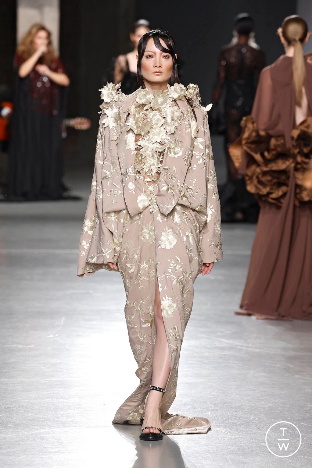 Fashion Week Paris Spring/Summer 2025 look 16 de la collection Juana Martin couture