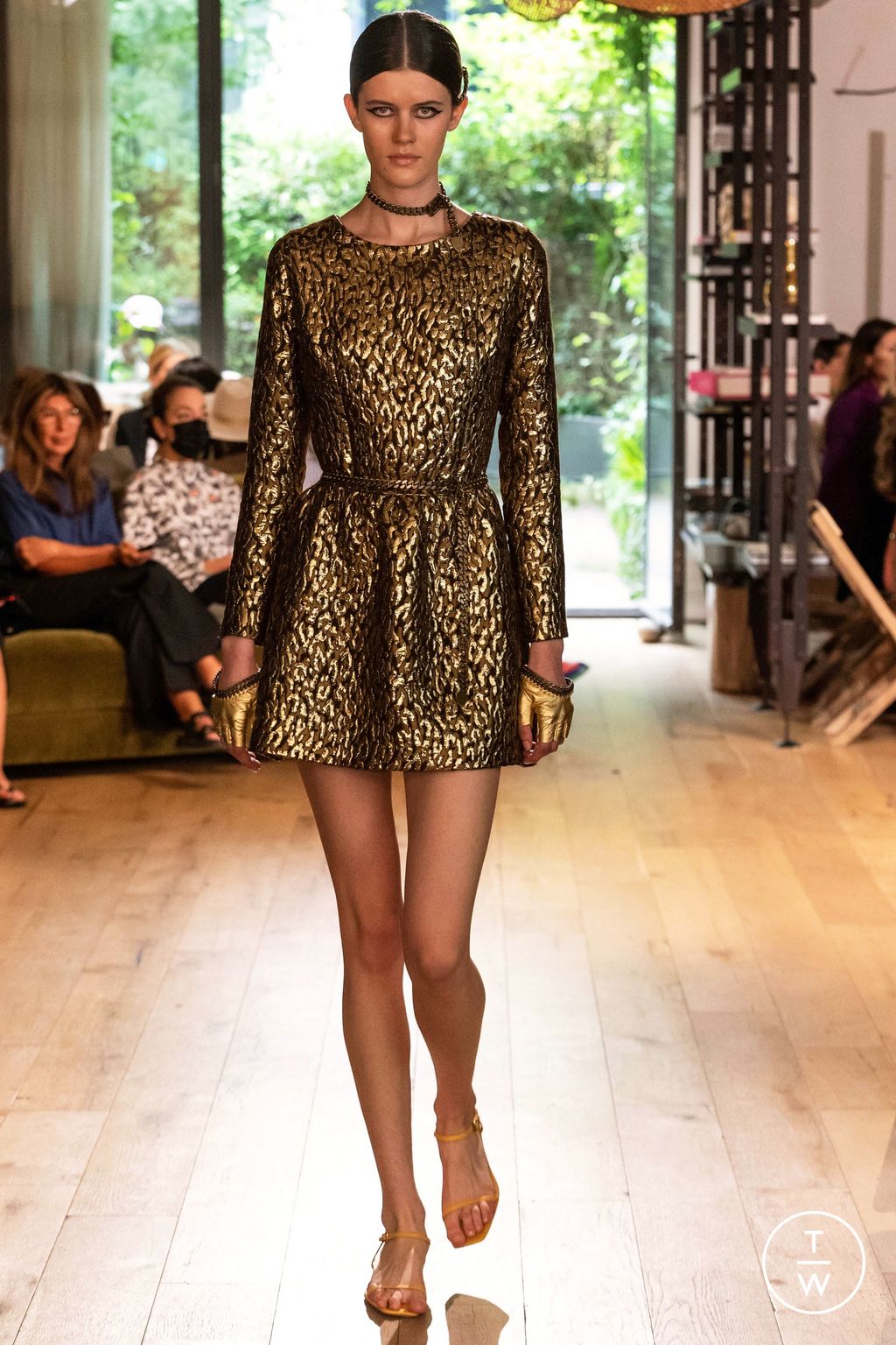 Fashion Week Paris Fall/Winter 2022 look 4 from the Julie de Libran collection couture