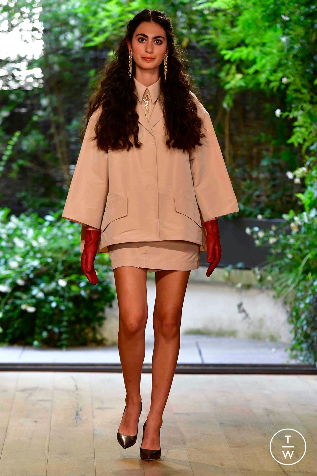 Fashion Week Paris Fall/Winter 2023 look 4 de la collection Julie de Libran couture