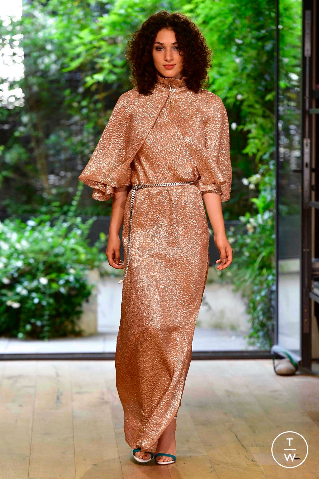 Fashion Week Paris Fall/Winter 2023 look 5 from the Julie de Libran collection couture