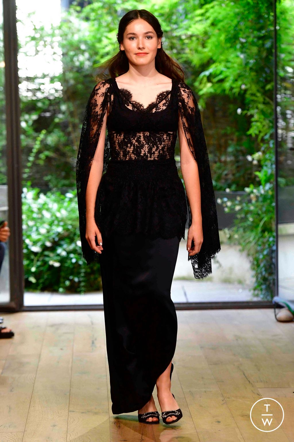 Fashion Week Paris Fall/Winter 2023 look 15 from the Julie de Libran collection couture