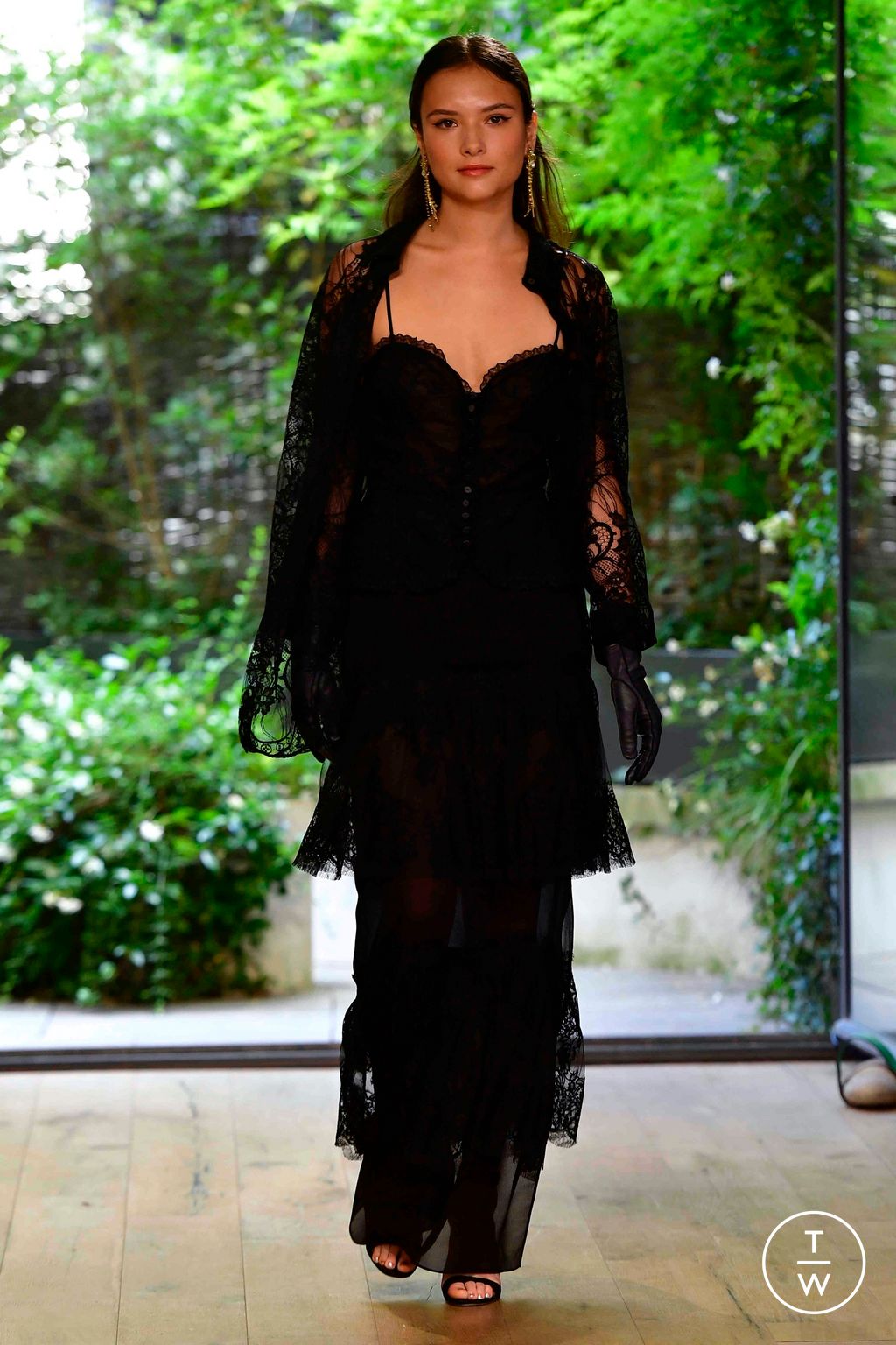 Fashion Week Paris Fall/Winter 2023 look 16 from the Julie de Libran collection couture