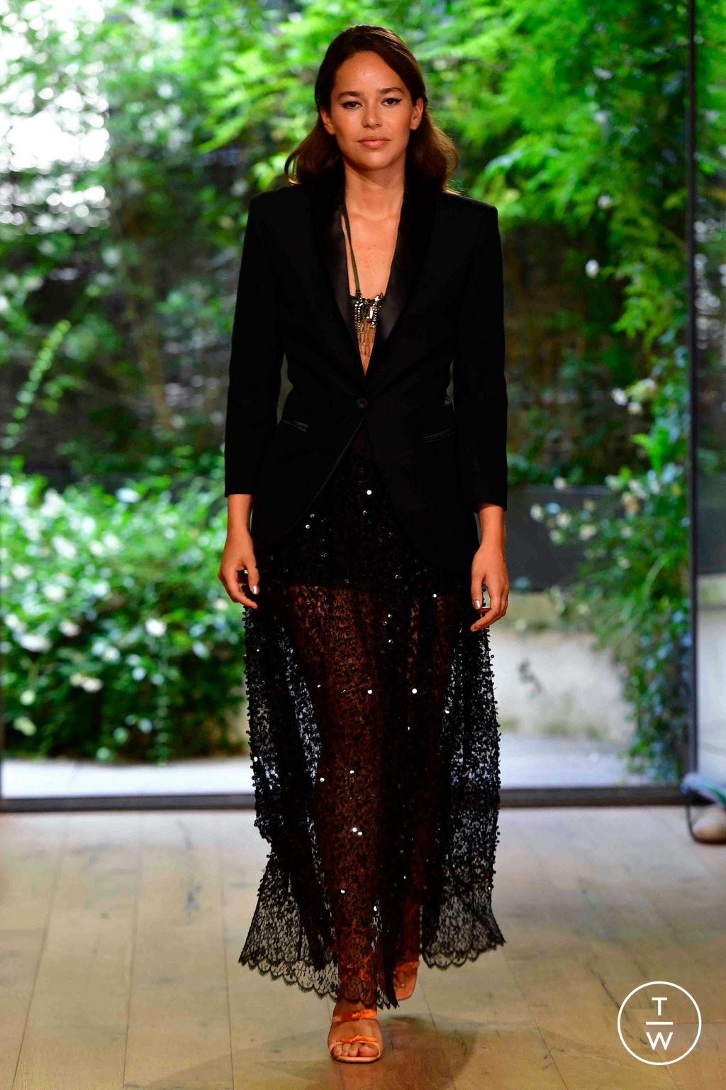 Fashion Week Paris Fall/Winter 2023 look 17 from the Julie de Libran collection couture