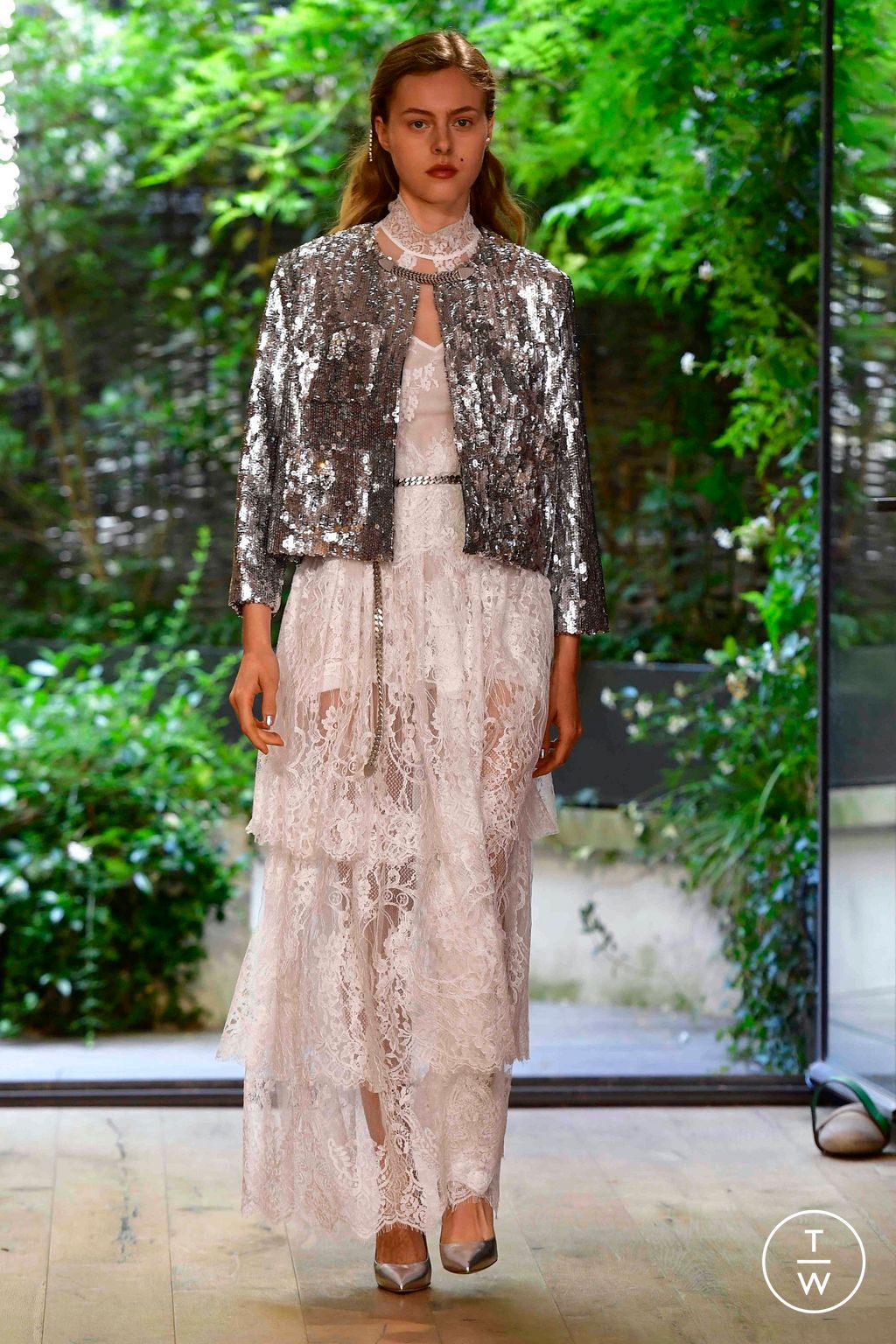 Fashion Week Paris Fall/Winter 2023 look 26 from the Julie de Libran collection couture