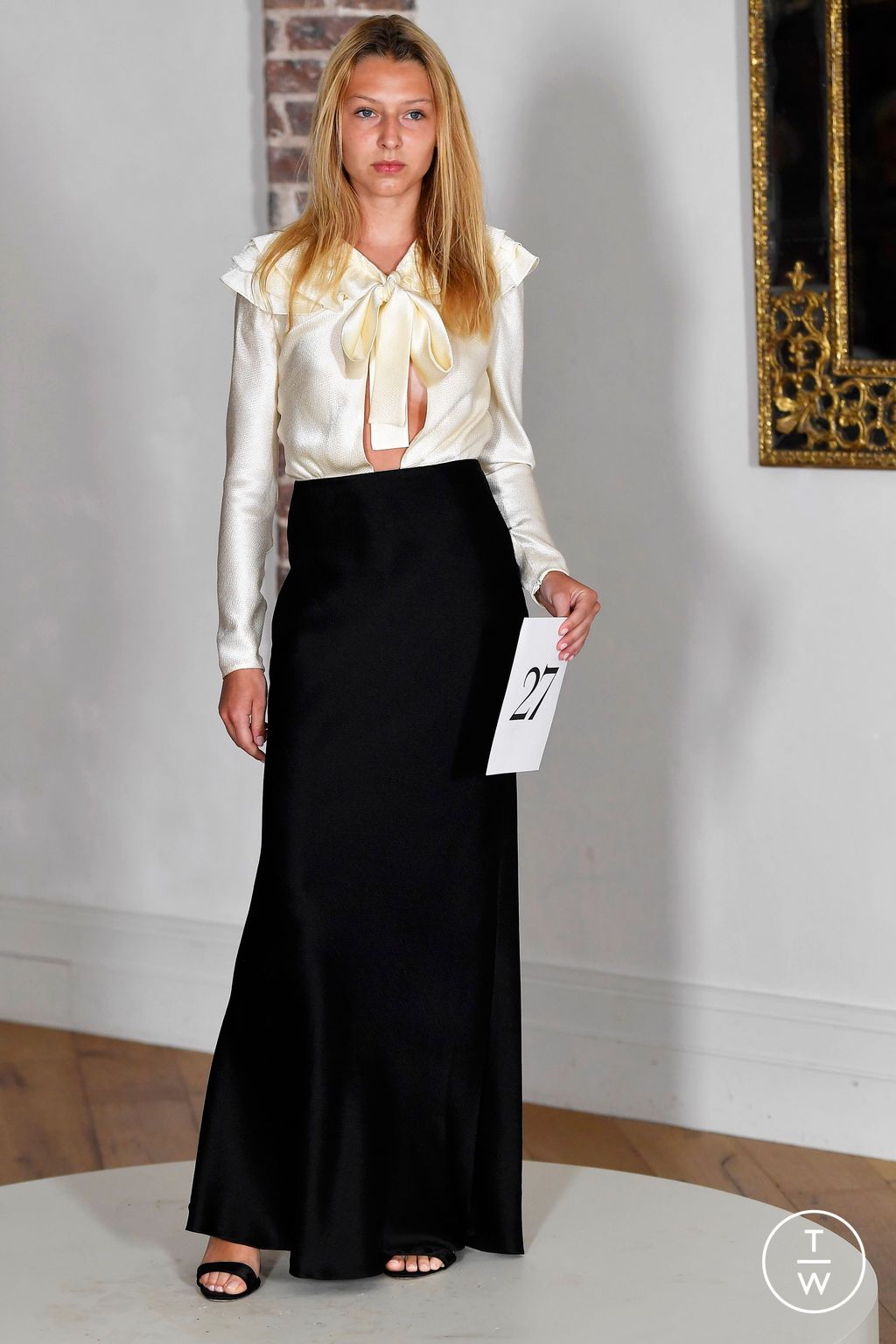Fashion Week Paris Fall/Winter 2024 look 27 from the Julie de Libran collection couture