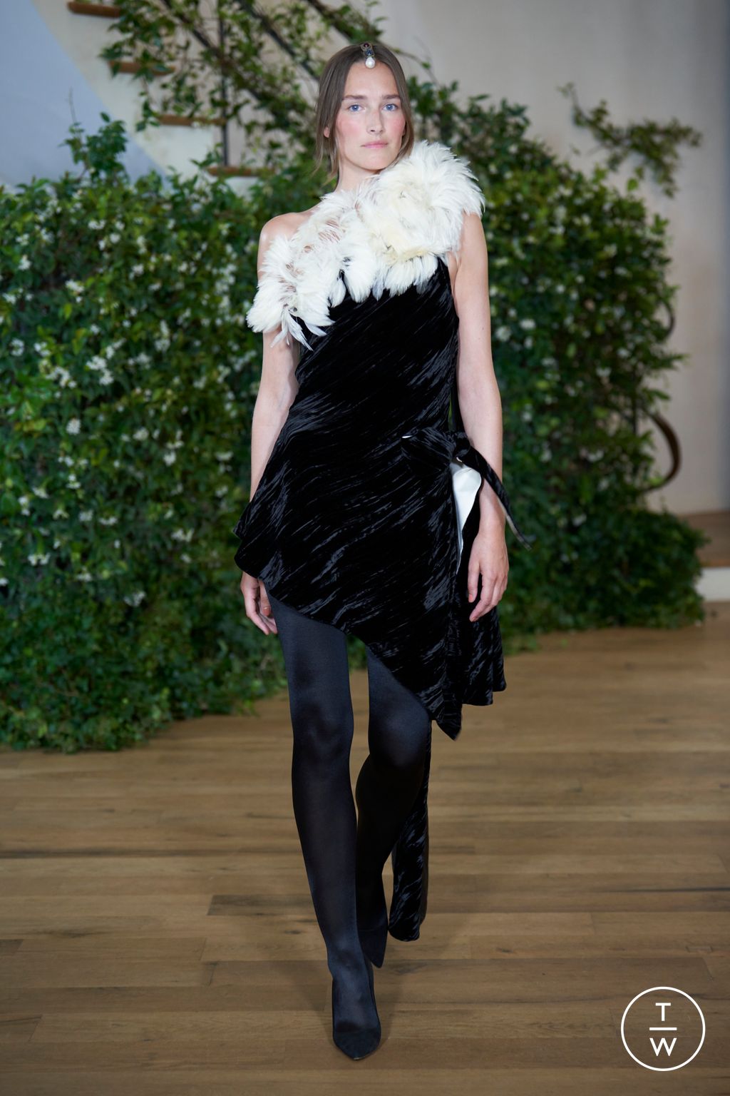 Fashion Week Paris Fall/Winter 2025 look 11 from the Julie de Libran collection couture