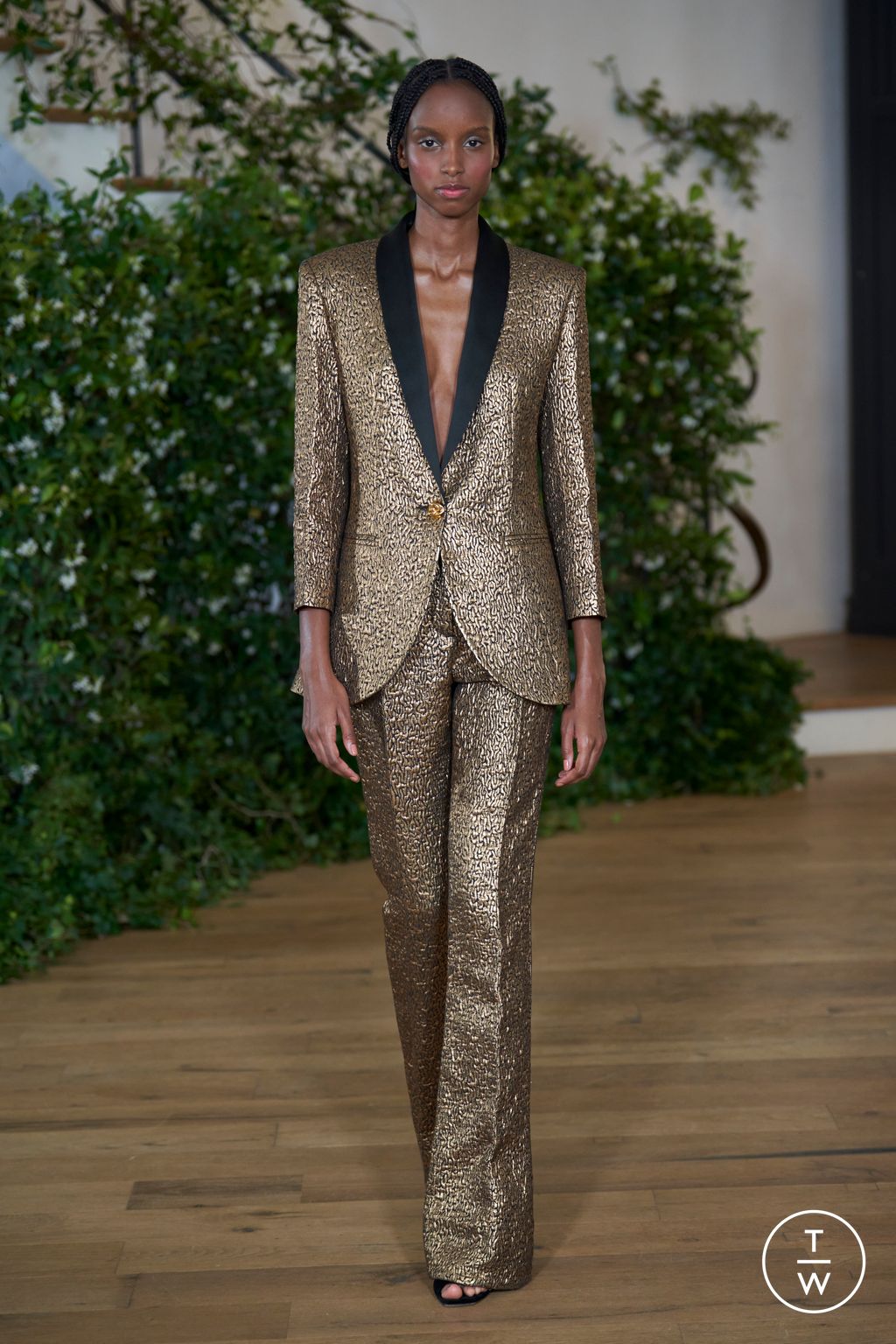 Fashion Week Paris Fall/Winter 2025 look 15 from the Julie de Libran collection couture