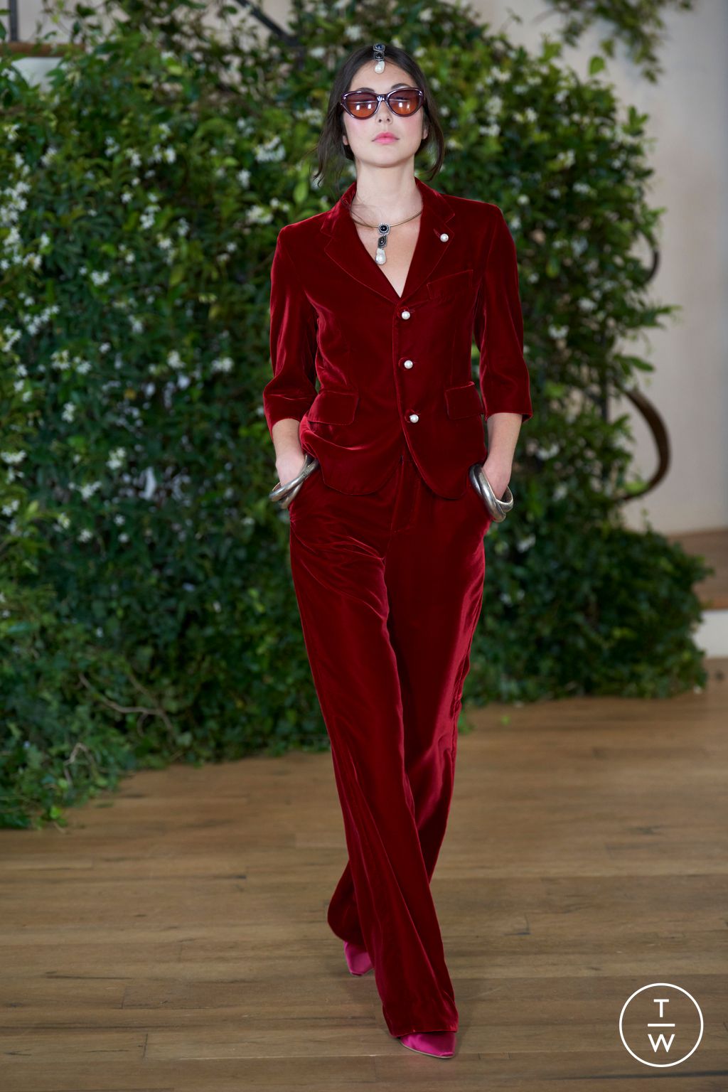 Fashion Week Paris Fall/Winter 2025 look 19 from the Julie de Libran collection couture