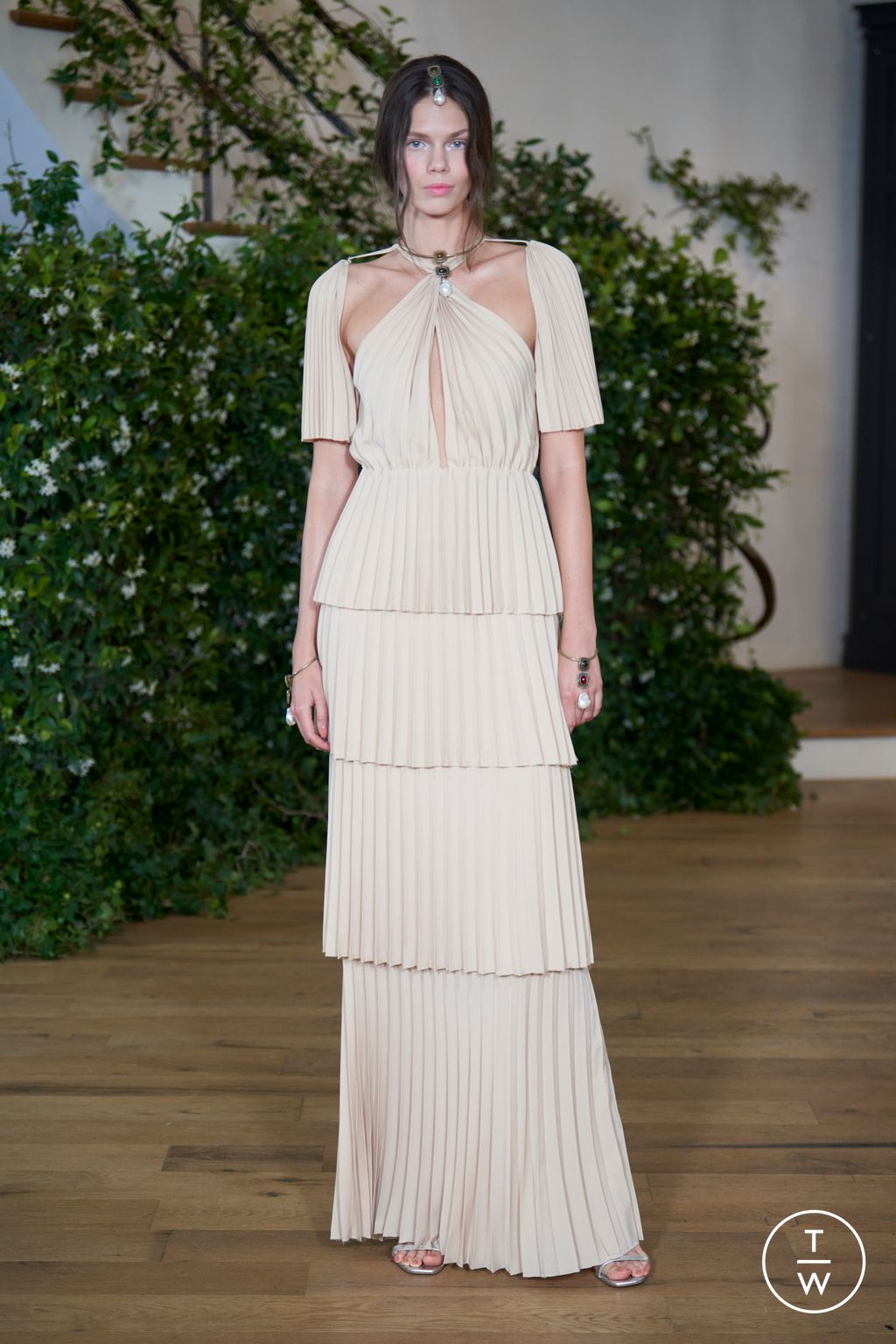 Fashion Week Paris Fall/Winter 2025 look 2 from the Julie de Libran collection couture