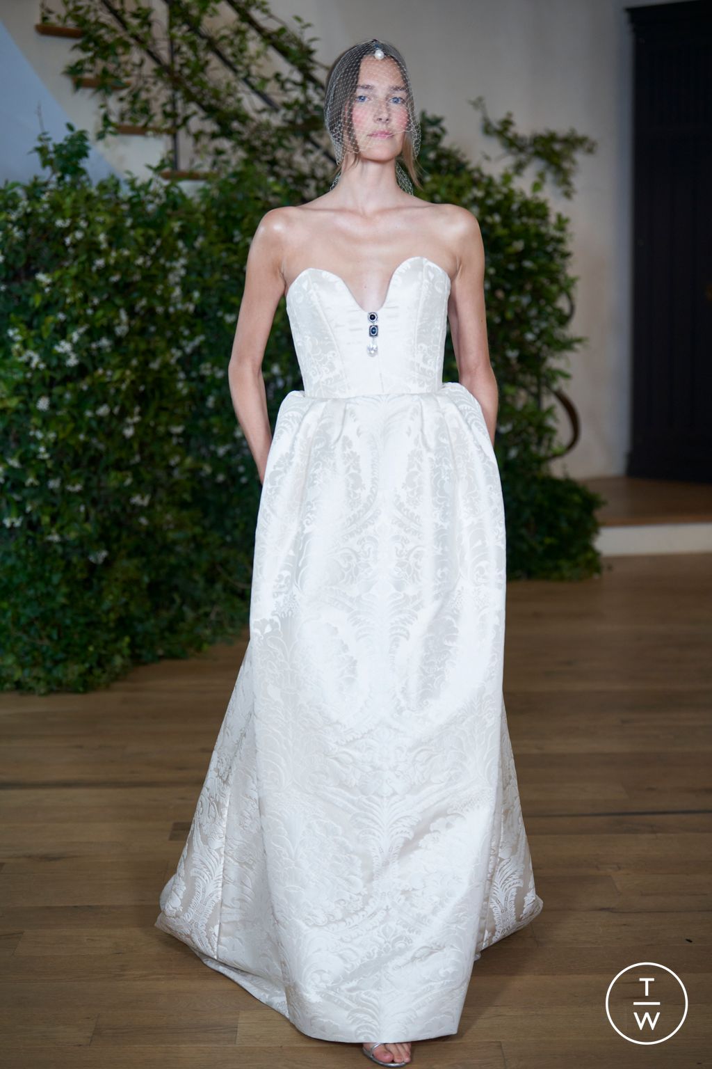 Fashion Week Paris Fall/Winter 2025 look 28 from the Julie de Libran collection couture